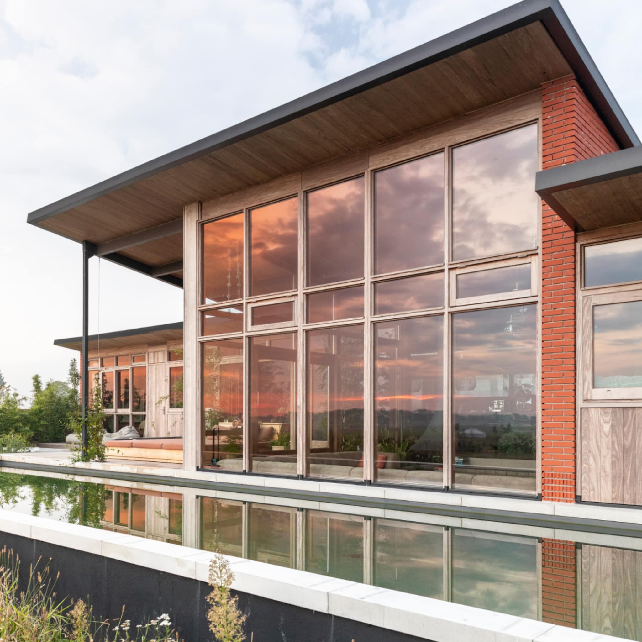 Huis met grote raampartijen