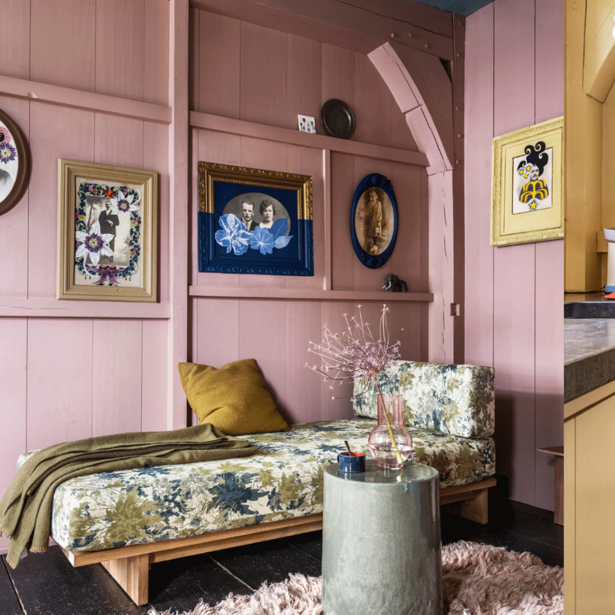 Roze houten wand met bloemenprint bankje