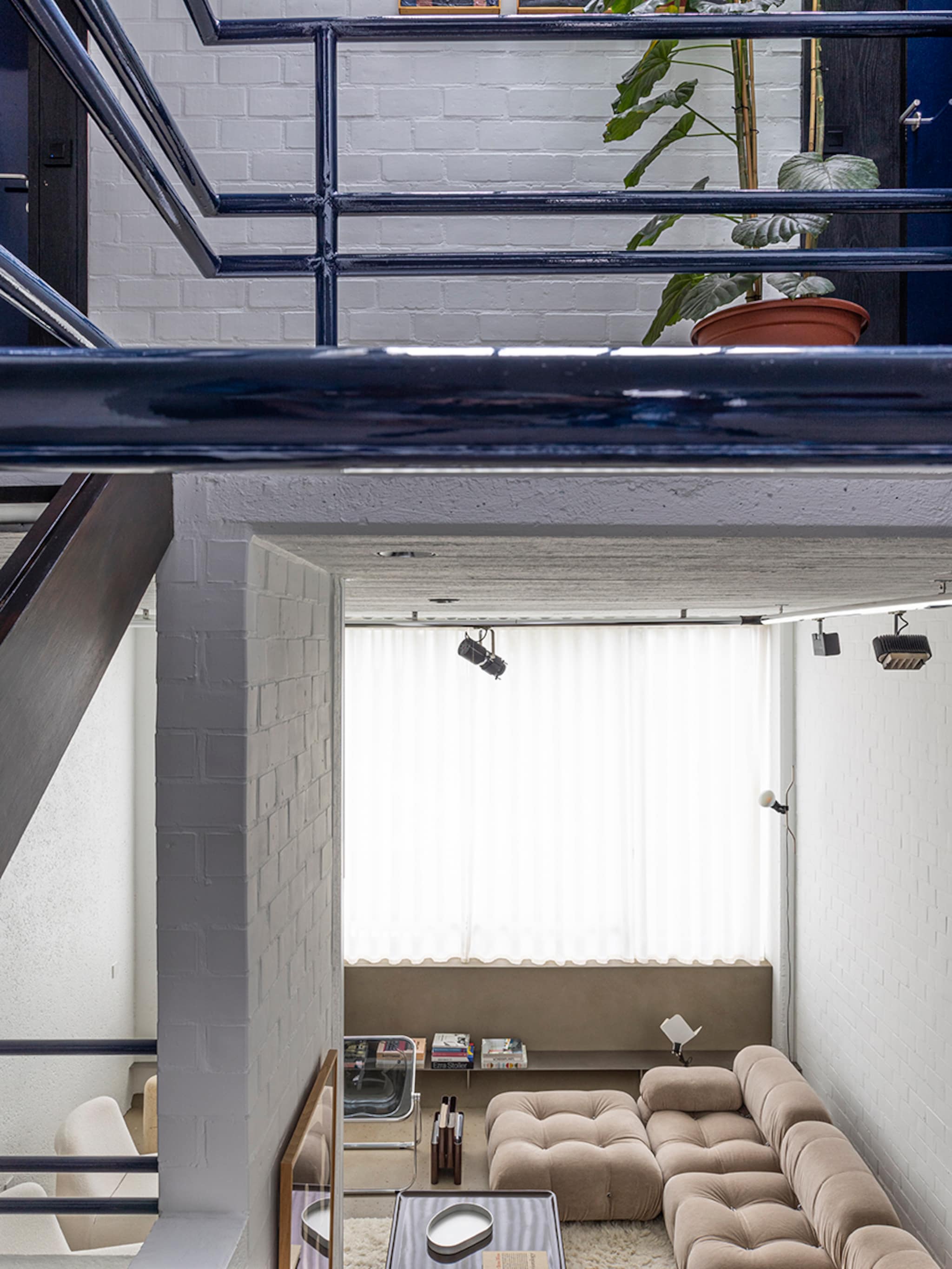 beton en vintage kijk binnen in brutalistische woning in gent