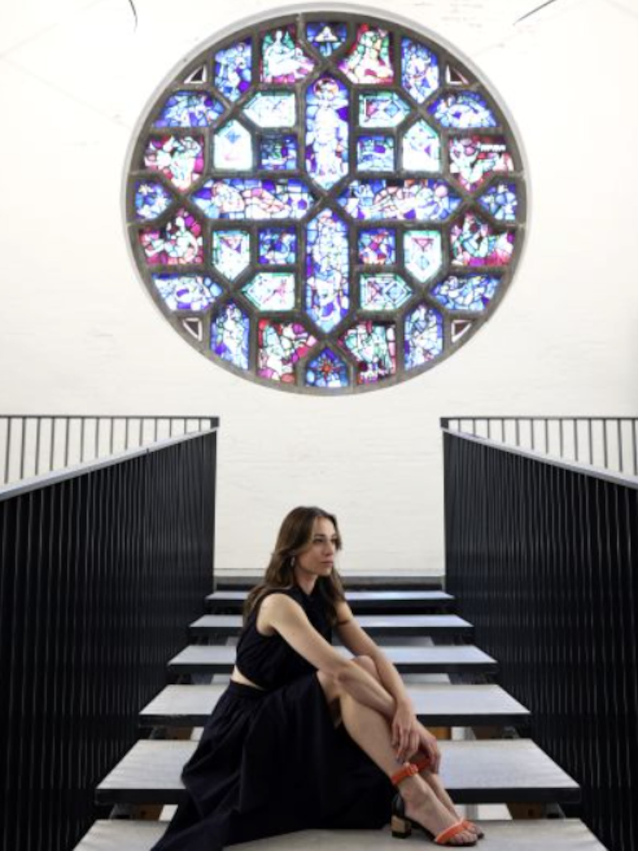 heilig huisje binnenkijken in een kleurrijke kerk