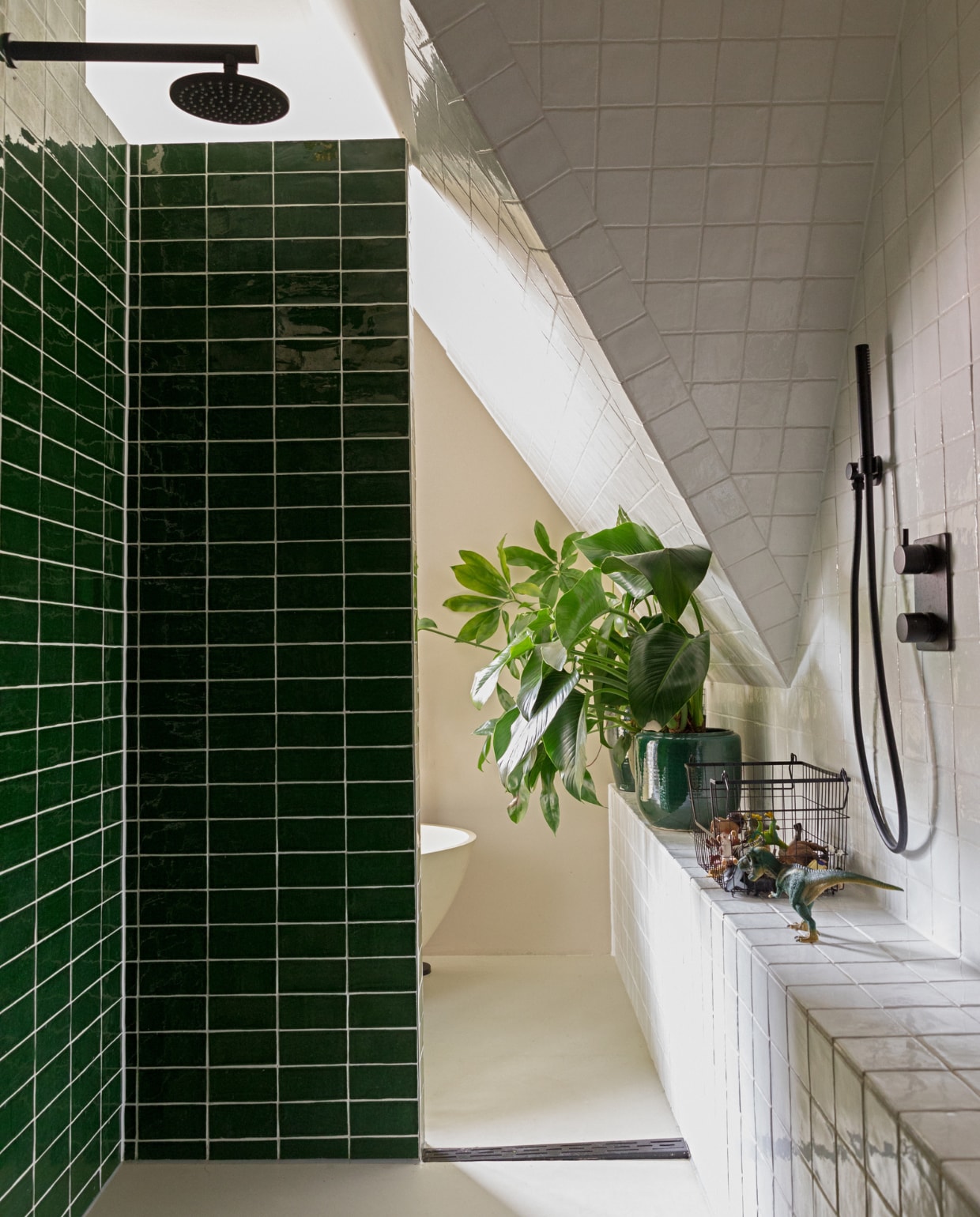 Tegels Cabrera Verde Cobre via Design Tegels. Bad Solid Surface Stone Sand. Plantenpot Serax. Vloer gietvloer. vtwonen 04-2022 | styling Ilona Jongepier | fotografie Dana van Leeuwen