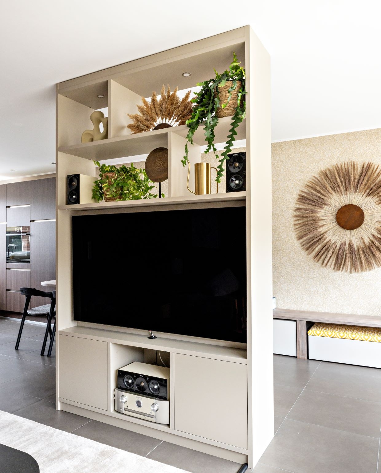 Op maat gemaakte kast in de kleur Nature Grey U115, prijs op aanvraag (woninginrichting-aanhuis.nl). Kunstwerk Circels met versiering van Tijmen Hobbel € 191,- (werkaandemuur.nl). Witte vazen in de kast van Urban Nature Culture, per stuk vanaf € 26,95 (eijerkamp.nl). Pluimen privébezit. Overig zie foto 1. vtwonen weer verliefd op je huis seizoen16 aflevering 3 | fotografie Sonja Velda | styling Eva van de Ven