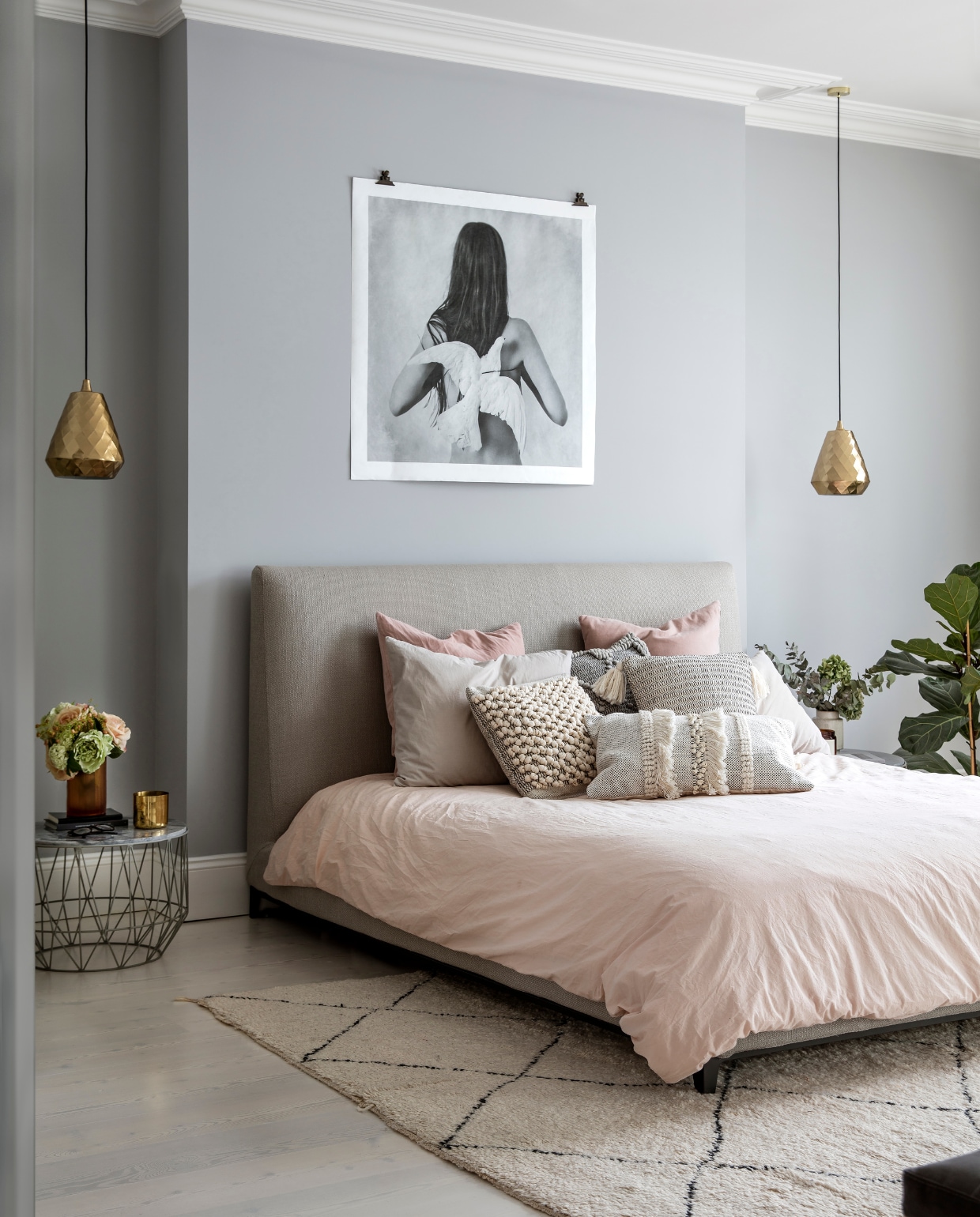 In de slaapkamers ligt de focus op ontspanning. Pastelkleurig beddengoed van het Parijse Merci, bijzettafels en hanglampen van House Curious. Onderaan de trap bevindt zich de open badkamer. vtwonen 01-2020 | fotografie Rei moon/living Inside