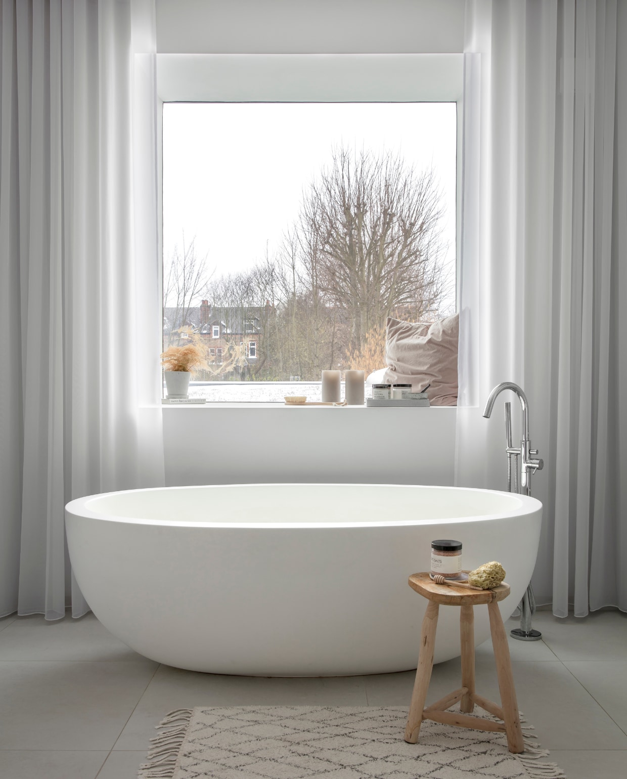 De inrichting van de badkamer isgeïnspireerd op een boetiekhotel. Vanuithet bad heeft Sommer uitzicht op de tuin. vtwonen 01-2020 | fotografie Rei moon/living Inside