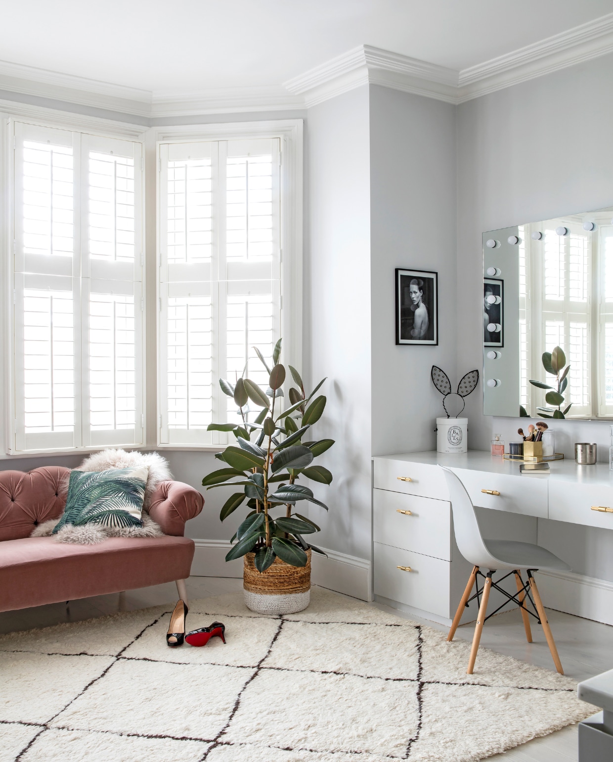 De kleedkamer, die grenst aan de slaapkamer, is romantisch en klassiek ingericht met een roze bank van Designers Guild en kussens met plantenpatroon van House Curious. vtwonen 01-2020 | fotografie Rei moon/living Inside