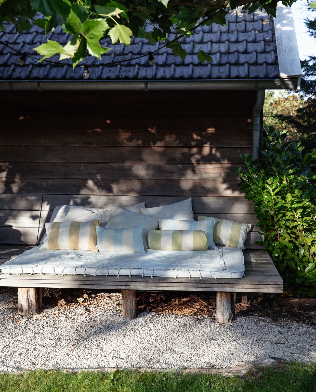 Op de paden en terrassen ligt Castle grind, een fijne grindsoort in warme beige- en bruintinten. Kussens The Souks, doek De Boerenbonthal. vtwonen Tuin 09 | styling Ilona Jongepier | fotografie Dana van Leeuwen