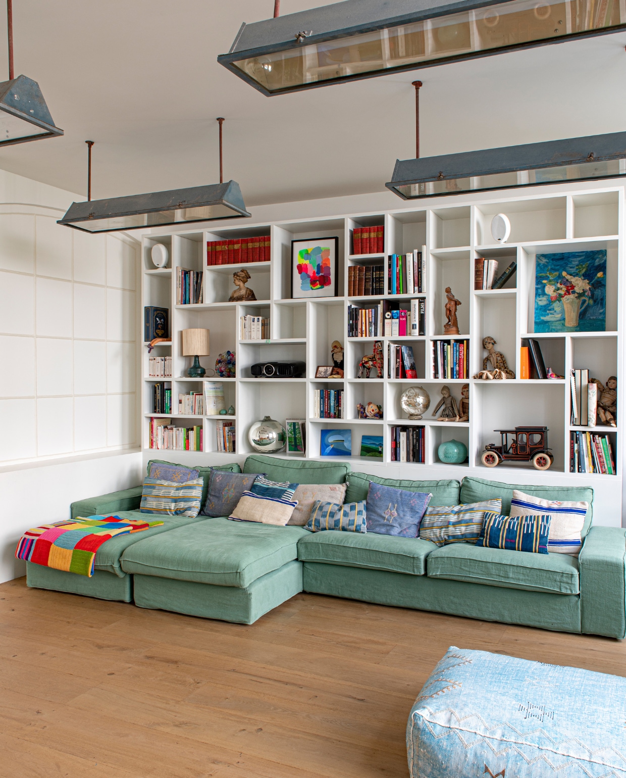 Bank Ikea met bekleding van Bemz. Poef en kussens laten maken van stof uit Marrakesh. Boekenkast op maat gemaakt. Kunstwerk boeket tweedehands, rest onbekend. De lampen hingen elders in het pand. Overig onbekend. vtwonen special binnenkijken 131-2023 | fotografie Caroline Coehorst