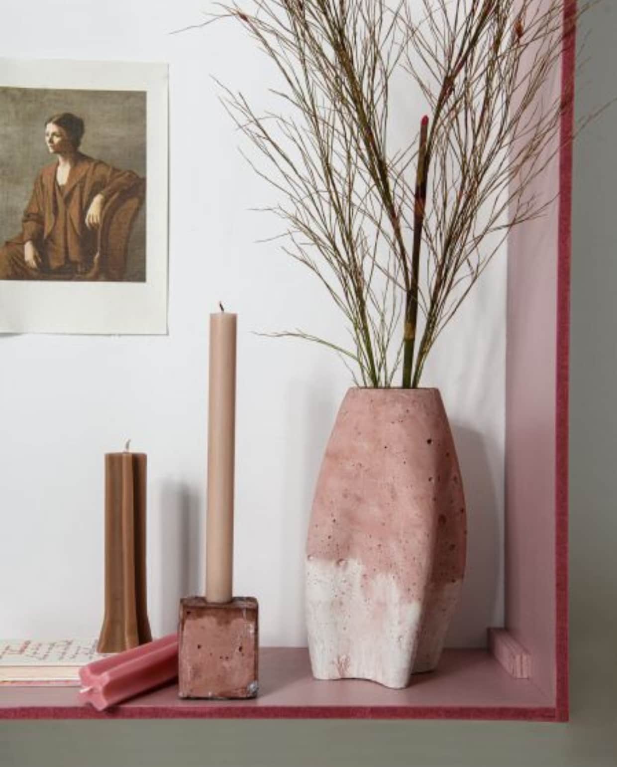 Hanglamp Pale Nomade XS tie and dye van Georges Store € 240,-, ingelijste print Tinystories € 79,95, betonnen vaas Ixora € 150,-, kaarsen Pillar € 18,95, betonnen kandelaar € 39,95, kom Flower bowl van Atelier O.m.a € 37,50 (atelierhop.com). Dinerkaars € 2,25 (zaanschfaamwebshop.nl). Ansichtkaart linksboven Portrait of Olga van Pablo Picasso, print linksonder Migraine van Karolina Skórka (@k.a.r.o.l.inka). Overig privébezit. vtwonen 04-2024 | productie corrien flohil, rolien van der leeuw | styling myla griese | fotografie louis lemaire