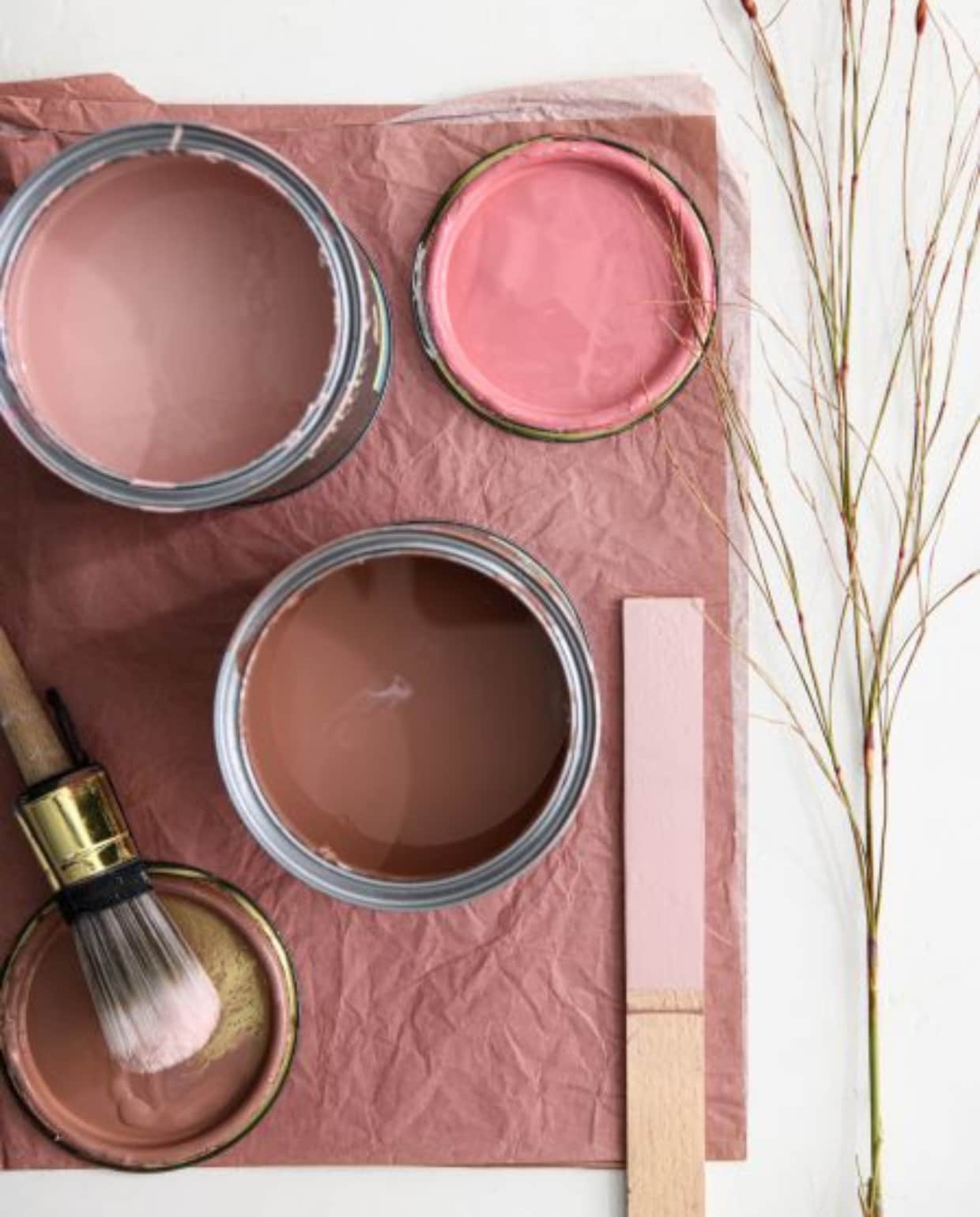 Linksboven verf Hellebore, rechtsboven verf Carmine, onder verf Ashes of Roses, samplepot vanaf € 9,50 (littlegreene.nl). Overig privébezit. vtwonen 04-2024 | productie corrien flohil, rolien van der leeuw | styling myla griese | fotografie louis lemaire