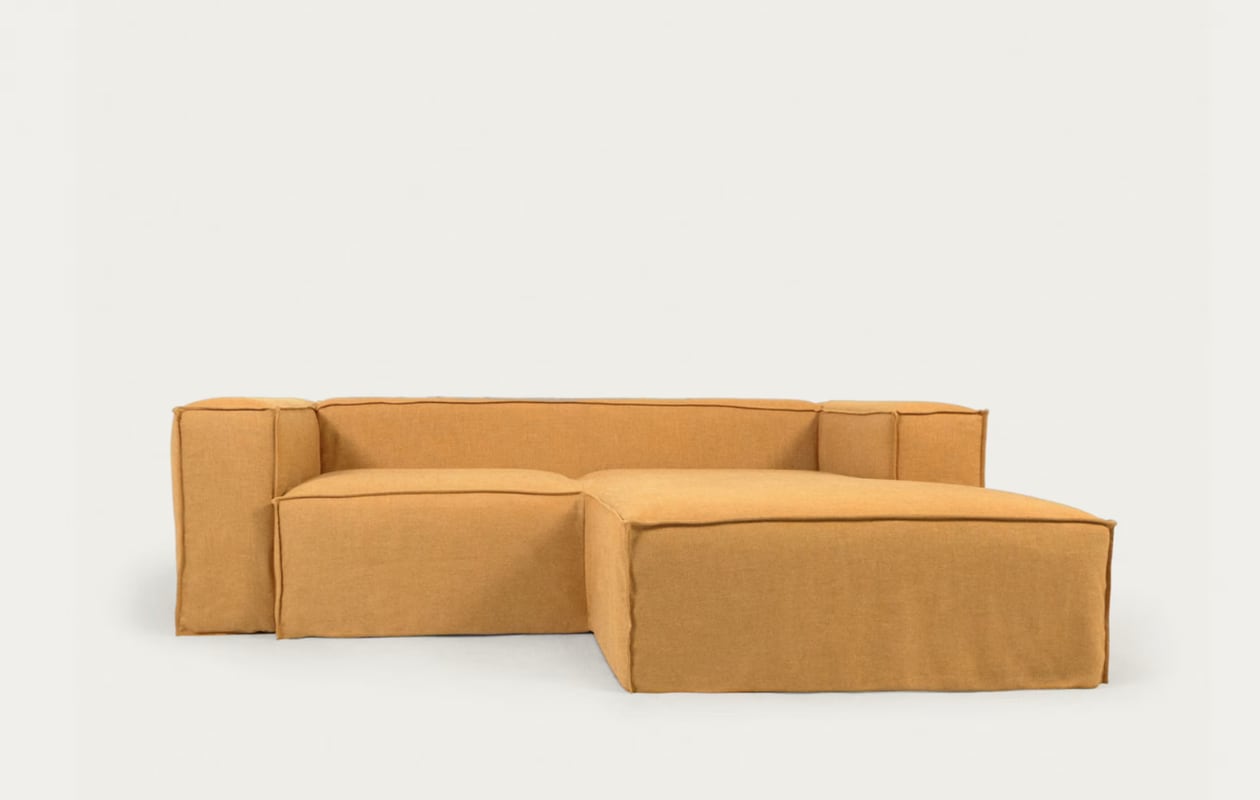 Blok2-zitsbank Blok met rechter chaise longue en afneembare bekleding in mosterdgeel linnen240 via Kave Home