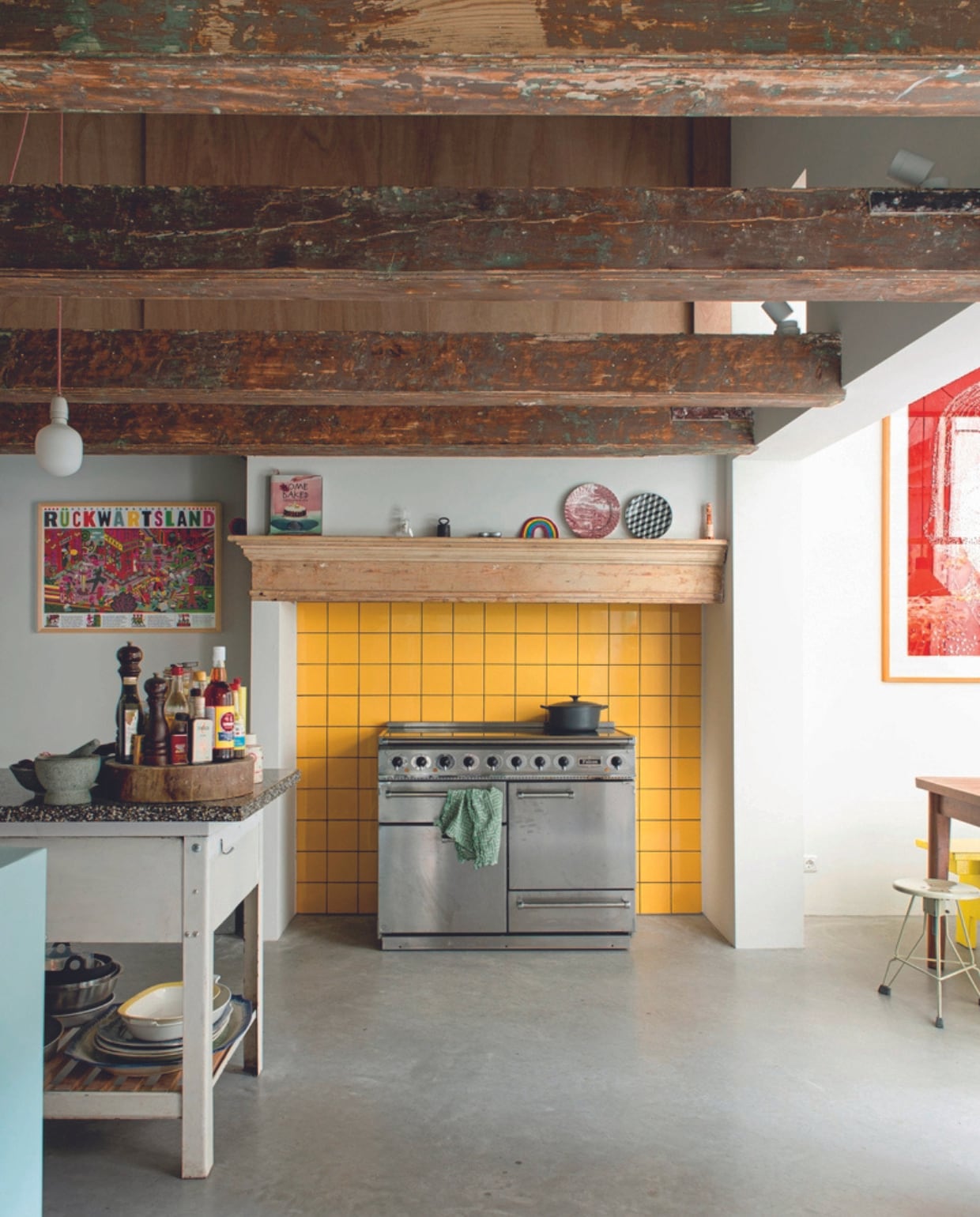 Oven Falcon, gele wandtegels Mosa, borden op schouw gemaakt door de kinderen, zeefdruk links Henning Wagenbreth, oude bakkerstafel Van Dijk &amp; Ko. vtwonen 04-2024 | productie De Binnenkijkers | styling Jeske Weel | fotografie Caroline Coehorst