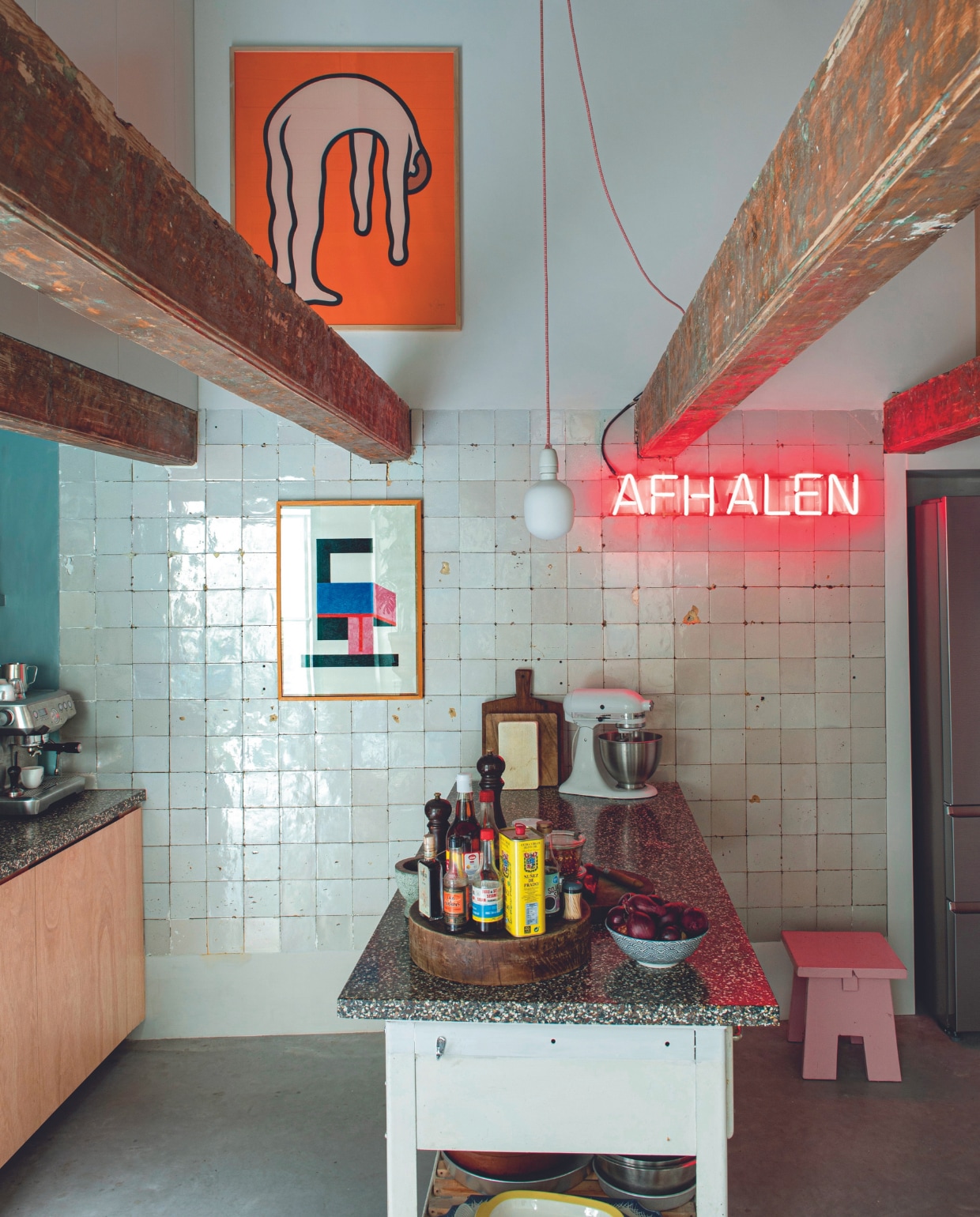 Kunstwerk boven Stang Gubbels, neonletters cadeau. Keuken en kruk gemaakt door Job. Koffiemachine en koffiemolen Sage, oude bakkerstafel Van Dijk &amp; Ko. Overig onbekend. vtwonen 04-2024 | productie De Binnenkijkers | styling Jeske Weel | fotografie Caroline Coehorst