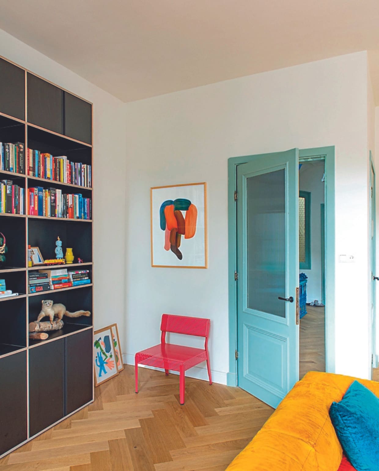 Kast Tylko, stoel Ikea, kunstwerk op de vloer Stang Gubbels, kunstwerk aan de wand Ronan Bouroullec via Wrong Shop, verf deur Piet Hein Eek Hotel Blue van Lacq. vtwonen 04-2024 | productie De Binnenkijkers | styling Jeske Weel | fotografie Caroline Coehorst