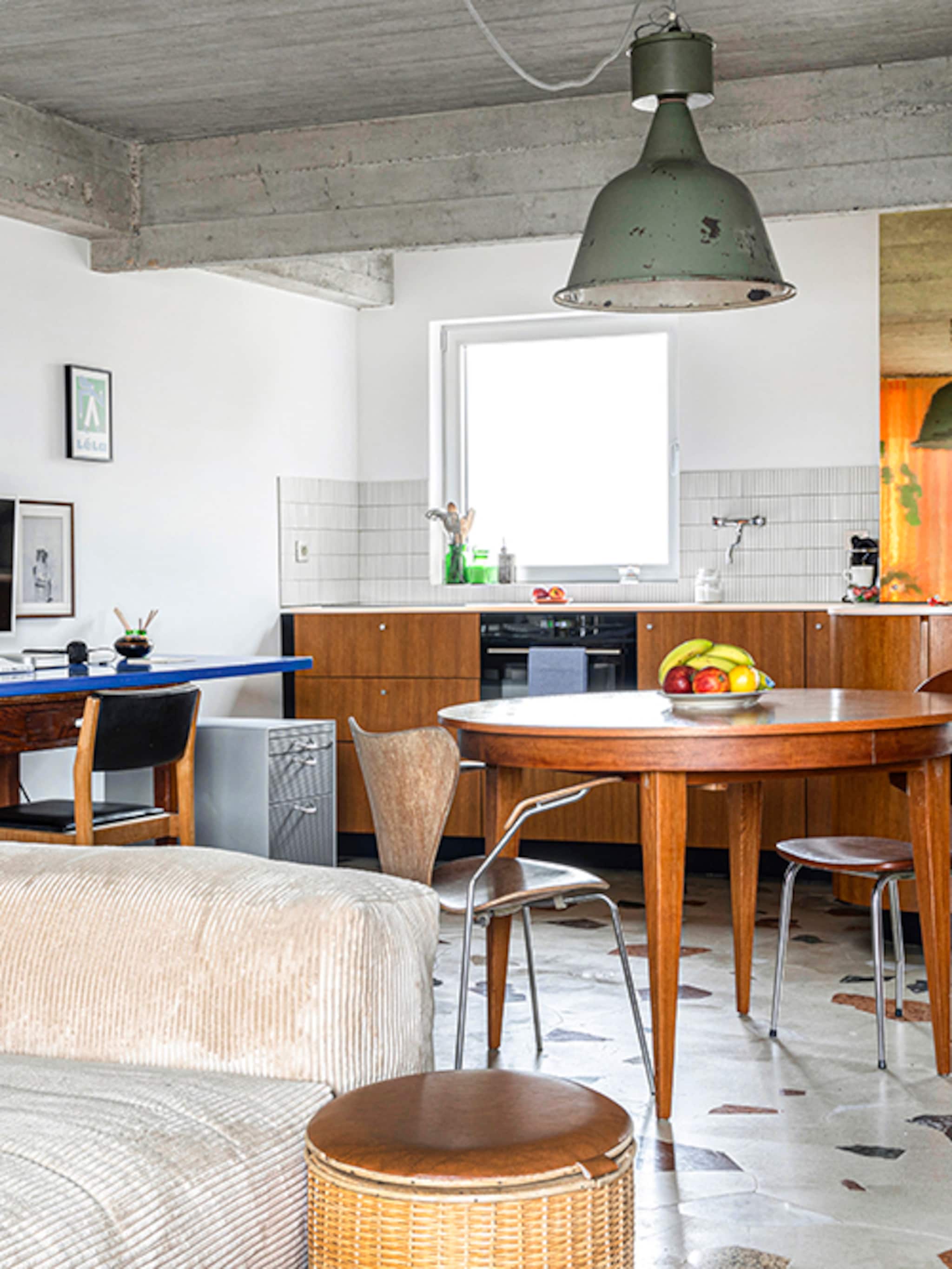 binnenkijken in een appartement van 50 m2 als hij onder de douche staat en ik kook nemen we via het doorkijkje de dag door