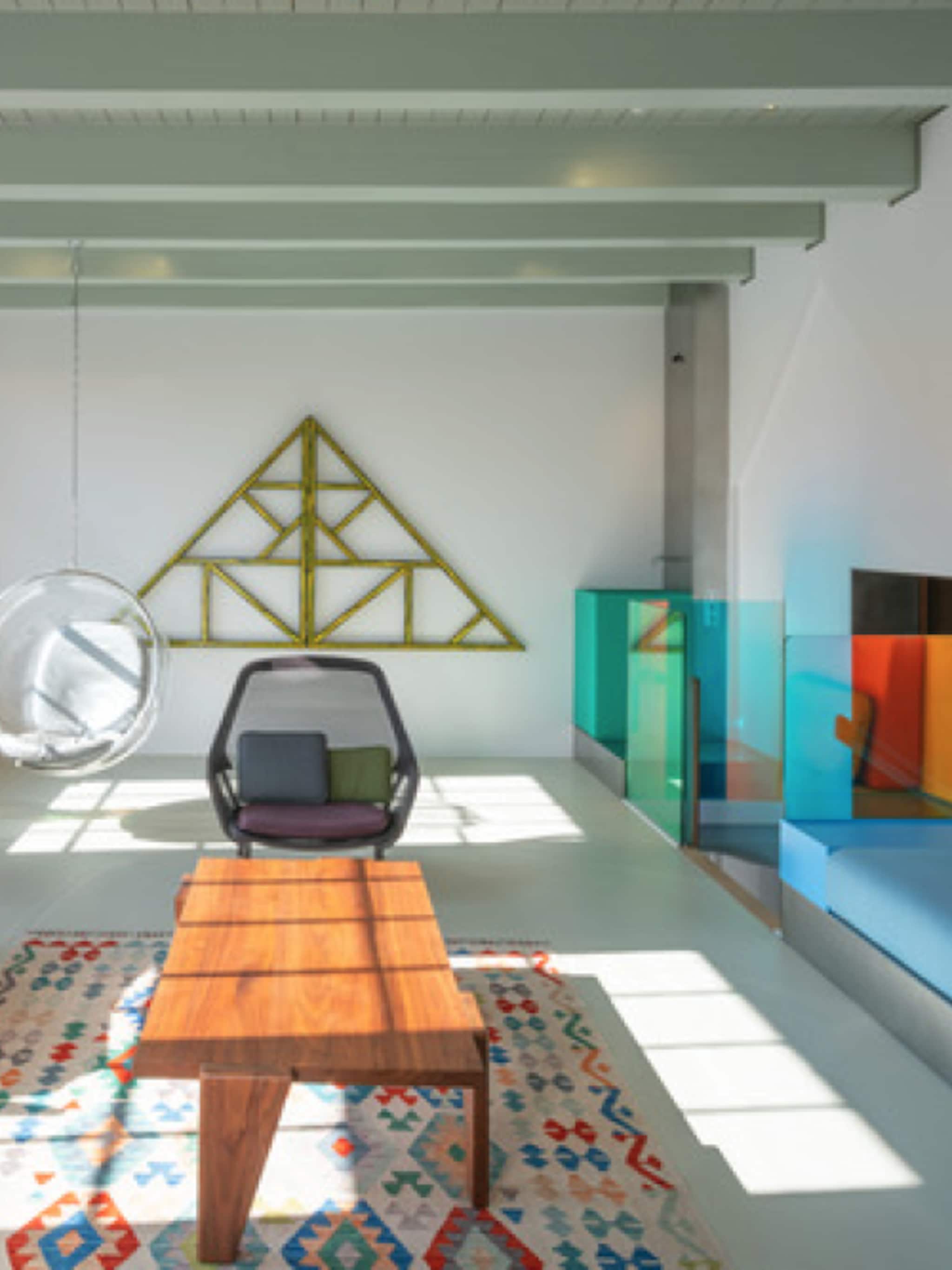 binnenkijken in een zeventiende eeuws wevershuis met futuristisch interieur