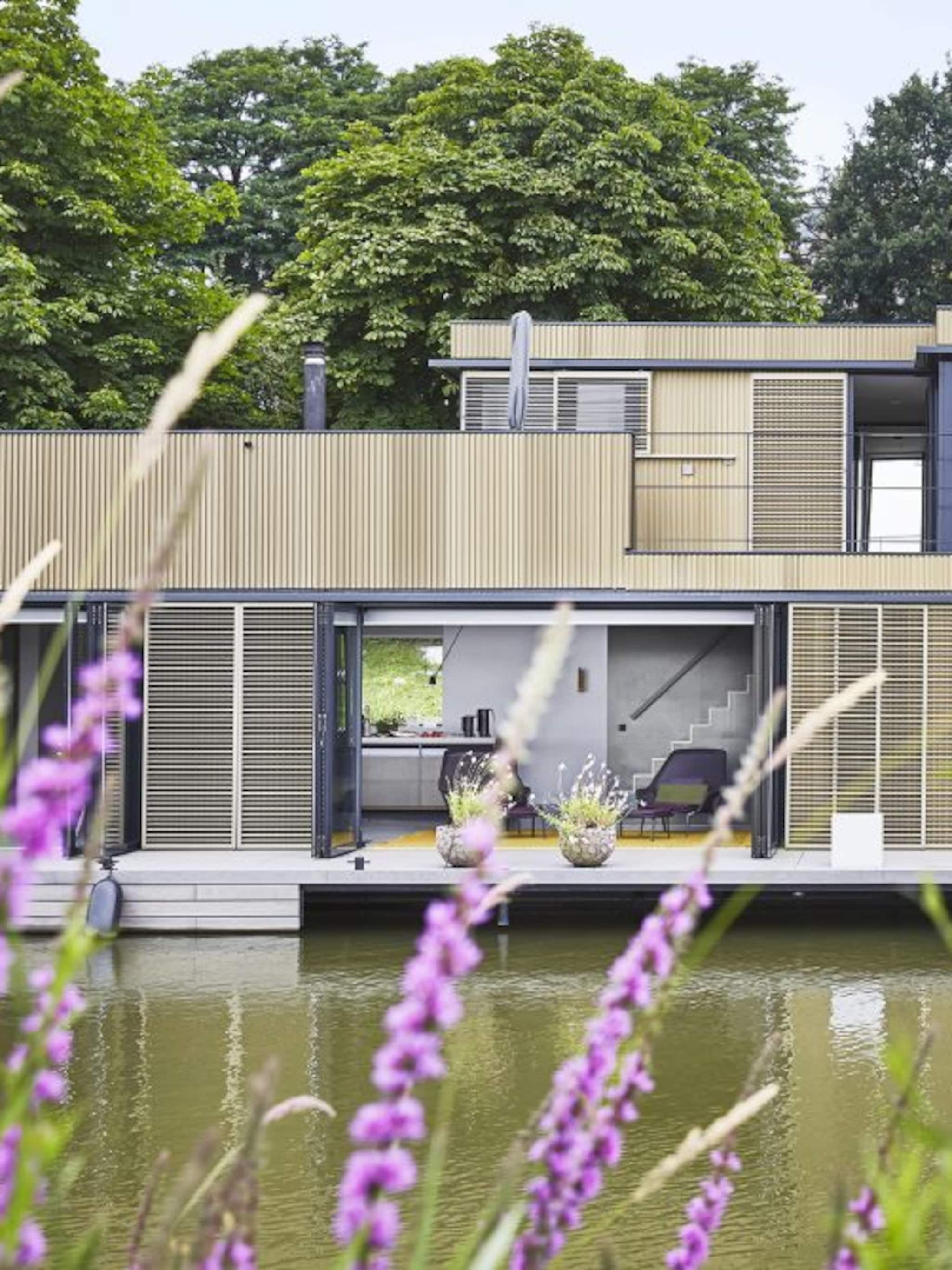op deze woonboot versmelten natuur en interieur met elkaar