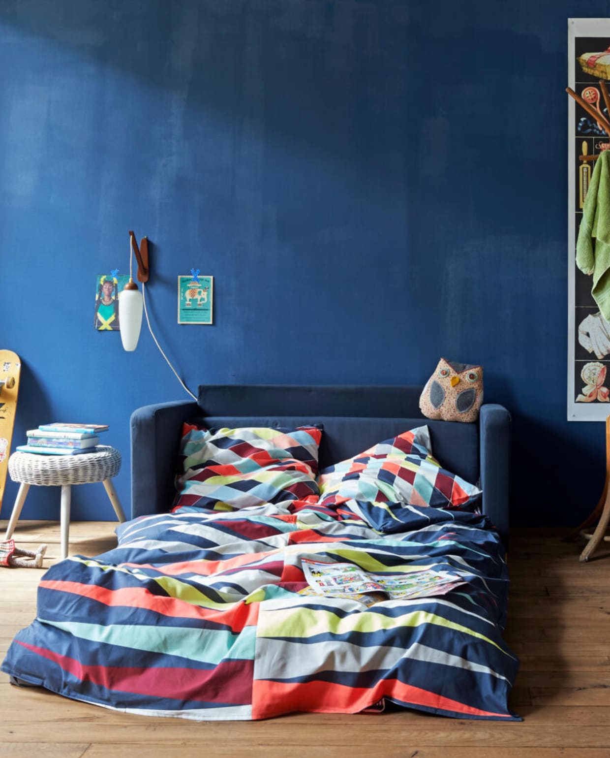 Oud-Europese eikenvloer € 45,- per m² (De Oude Plank, Best). Muurverf Little Greene Absolute matt Emulsion Hick’s Blue 2,5 liter vanaf € 37,- (De Ru Amsterdam). Slaapbank Solsta € 99,95, dekbedovertrek Bråkig € 19,95, kussenslopen Bråkig € 9,99 (Ikea). Knuffel uil € 65,-, knuffel konijn € 34,50, pyjama € 44,95 (Nijhof). Hanglamp € 175,-, rotan stoel € 75,- (Neef Louis). Kruk € 27,50 (Combitex). Kinderboeken, houten kapstok € 65,- (Van Dijk &amp; Ko). Poster (Repros). Espadrilles Wink € 75,- (MaisonNL). Skateboard, handdoek en vestje aan kapstok privébezit. vtwonen 07-2014 | styling Fietje Bruijn | fotografie Dennis Brandsma
