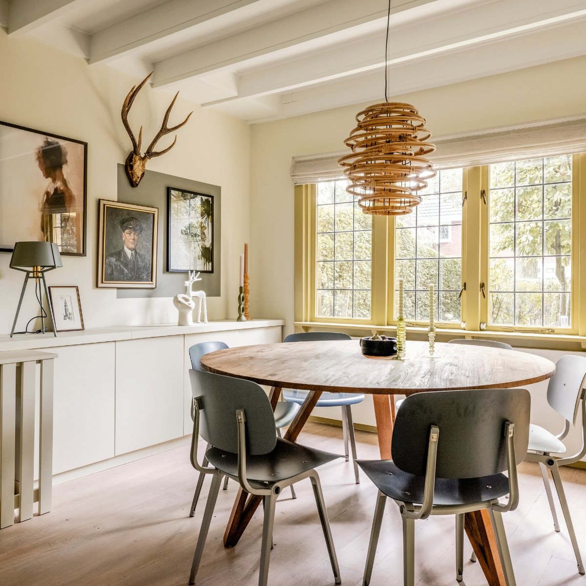 Muurverf Easy Peasy van Flexa Creations Flexa. Muurverf Laid Back van Flexa Creations Flexa. Muurverf (accent op de art wall) Camouflage Green van Flexa Creations Flexa. Wandkast met honden-schuilplaats en mand op maat gemaakt van mdf door Michiel Remmers Remmers Design, geschilderd in de kleur Easy Peasy van Flexa Creations Flexa. Op maat gemaakte radiatorombouw in de kleur Parelwit van Sentimo Sentimo. Eettafel Artisan van hergebruikt teakhout, 150x78 cm (Øxh) Eijerkamp. Eetkamerstoelen Revolt, kleur Beige Eijerkamp. Eetkamerstoelen Revolt, kleur Granite Grey Eijerkamp. Eetkamerstoelen Revolt, kleur Ocean, Black Eijerkamp. Hanglamp Kubu van Dutchbone Dutchbone. Groene glazen kandelaar The Emeralds van HKliving, maat M - Olive Green vtwonen. Groene glazen kandelaar The Emeralds van HKliving, maat L - Lime Green vtwonen. Schaal Hari van Woood Exclusive Basiclabel. Groene tafellamp Bella Table van Tonone, kleur Flux Green Tonone. Kandelaar Totem van Zuiver, kleur Terra Zuiver. Papier maché pot Bite van BePureHome Basiclabel. Papier maché hert Moose van BePureHome Basiclabel. Kandelaar Gap van BePureHome, kleur Sepia Basiclabel. Ornament Deco Hoofd van Bloomingville vtwonen. Kunstwerk Abstract portret in aardetinten van Carla van Iersel van Werk aan de Muur, ingelijste fotoprint met donkerbruine lijst, 55x70 cm Werk aan de Muur. Kunstwerk Groene horizon van Joske Kempink van Werk aan de Muur, ingelijste fotoprint met naturel lijst, 45x45 cm Werk aan de Muur. Kunstwerk Groene bloemen van Treechild van Werk aan de Muur, ingelijste fotoprint met zwarte lijst, 45x60 cm Werk aan de Muur. Kunstwerk Hert van Studio Mattie van Werk aan de Muur, ingelijste fotoprint met zwarte lijst, 35x35 cm Werk aan de Muur. Kunstwerk Groene specht van Jasper de Ruiter van Werk aan de Muur, ingelijste fotoprint met naturel lijst, 25x35 cm Werk aan de Muur. Kunstwerk Call of Nature van db Waterman van Werk aan de Muur, ingelijste fotoprint met naturel lijst, 40x40 cm Werk aan de Muur. Vaas HK objects: ceramic ribbed vase matt minty van HKliving. Wandplank Corniches van Vitra vtwonen. Zwarte vogel Ornament Bird - Marmerprint Zwart van Present Time vtwonen. Overig privébezit. Weer verliefd op je huis aflevering 9 seizoen 19 | styling Fietje Bruijn | fotografie Sonja Velda