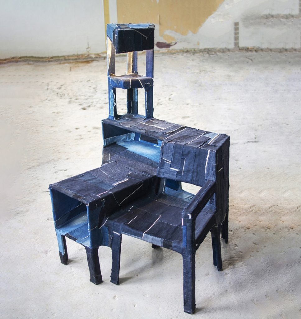 Multifunctioneel meubel, bekleed met resten denim. Een opdracht van G-Star Raw, in het kader van het project The Art of Raw. Teun Zwets