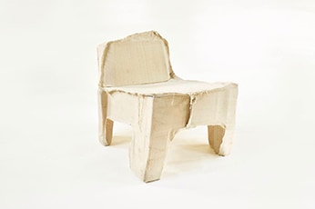 De Splitted Chair, gemaakt uit heiningpalen of boomstammen die met een bijl in stukken zijn gespleten en afgewerkt met een dikke laag glanslak. Teun Zwets