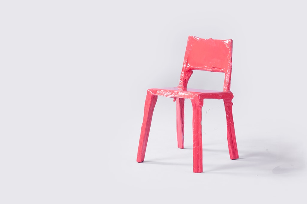 De Splitted Chair, gemaakt uit heiningpalen of boomstammen die met een bijl in stukken zijn gespleten en afgewerkt met een dikke laag glanslak. Teun Zwets