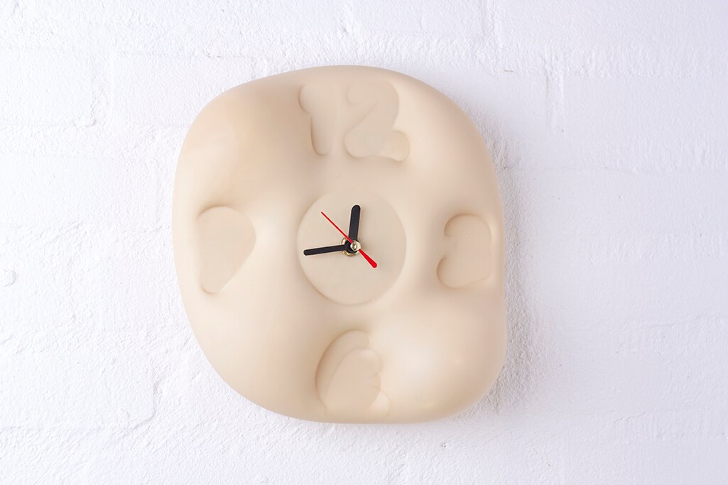 De Bubble Clock uit kunststof, in vorm geblazen in een mal. Teun Zwets