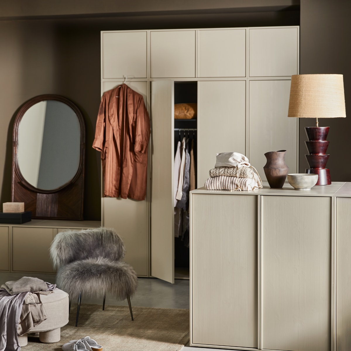 vtwonen collectie (Kast Daily tegen de wand zoals afgebeeld 350x58x250 cm (bxdxh) € 2482,-. Kast Daily losstaand zoals afgebeeld 150x58x110 cm (bxdxh) € 578,-). M.m.v. prinsheerlijkantiek.nl (lamp), woood.nl (vloerkleed Spring en poef Bodi), edha-interieur.nl (fauteuil), nordal.dk (spiegel, tas, dozen), zarahome.com (schaal, vaas), pure-original.com (muurverf Mud). Overig privébezit.

 vtwonen 01-2023 | productie Tanja Saarberg | styling Cleo Scheulderman | fotografie Jeroen van der Spek | assistentie Aylin Citanak, Jamaine Festen