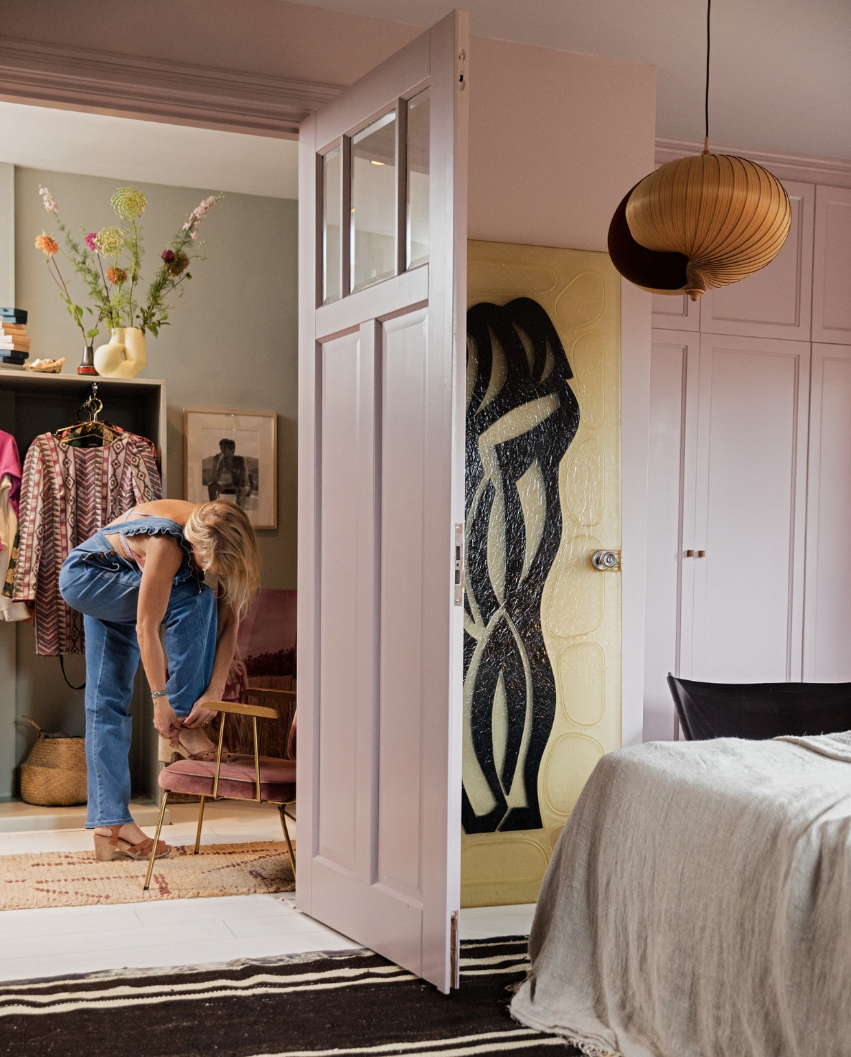 Kleed HKliving. Vaas Hay. Inloopkast op maat gemaakt. Overig onbekend. vtwonen 04-2022 | styling Ilona Jongepier | fotografie Dana van Leeuwen | visagie Djolien de Kreij