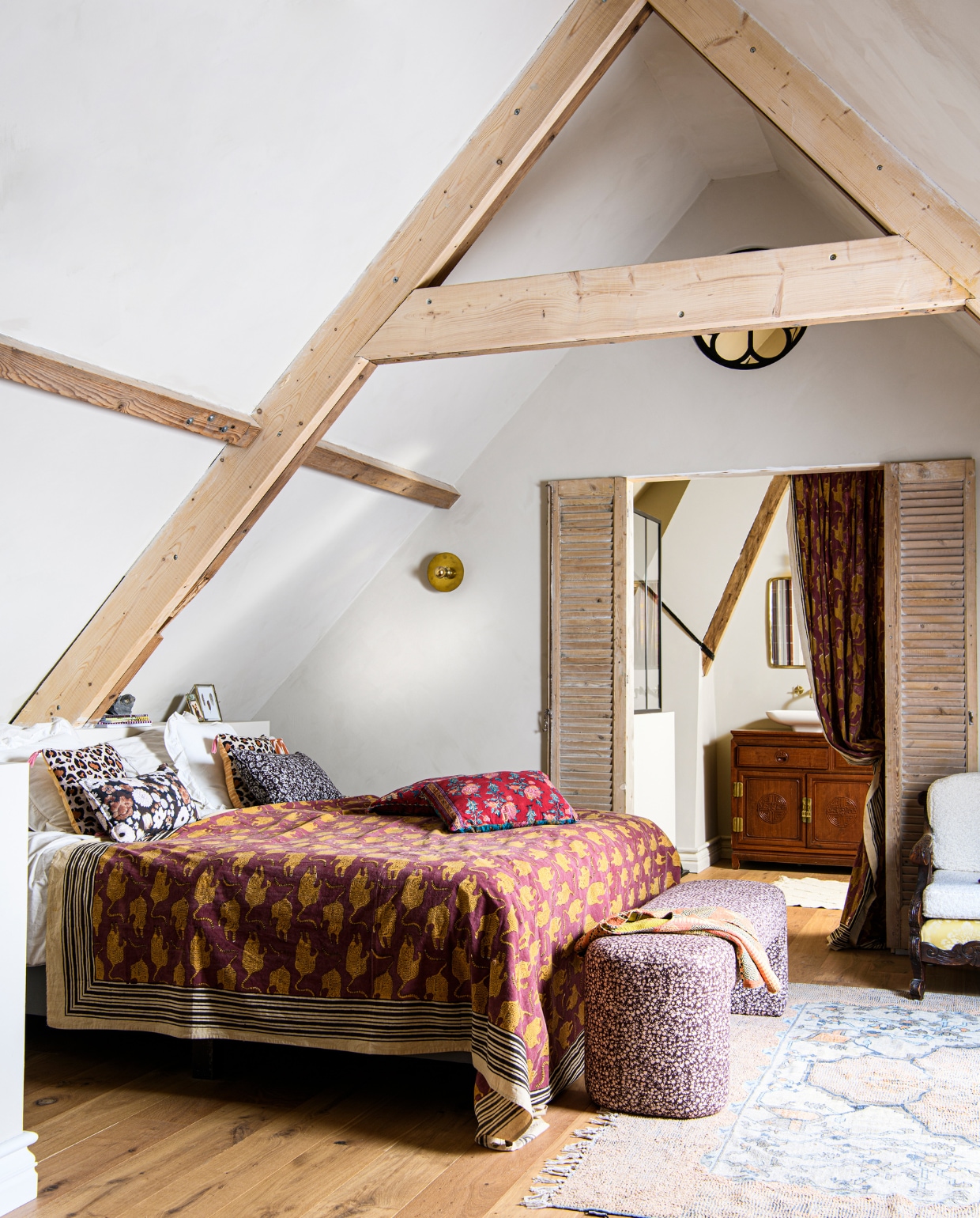 Rond raam Mercator &amp; Co. Luiken Burbri antiek. Gordijn, kussens panterprint en sprei Doing Goods. Kussens, poef, kleed HKliving. Rode kussens uit India. Spiegel badkamer Zara Home. Antiek kastje Marktplaats, waskommen Ikea, kraan Voordelig Design Sanitair. Wandlamp uit Madrid. Stoel Marktplaats. Verf Fluffy Cheetah van Lab Paint. vtwonen binnenkijken special 131-2024 | productie Inside Homepage | styling Kim Timmerman | fotografie Louis Lemaire