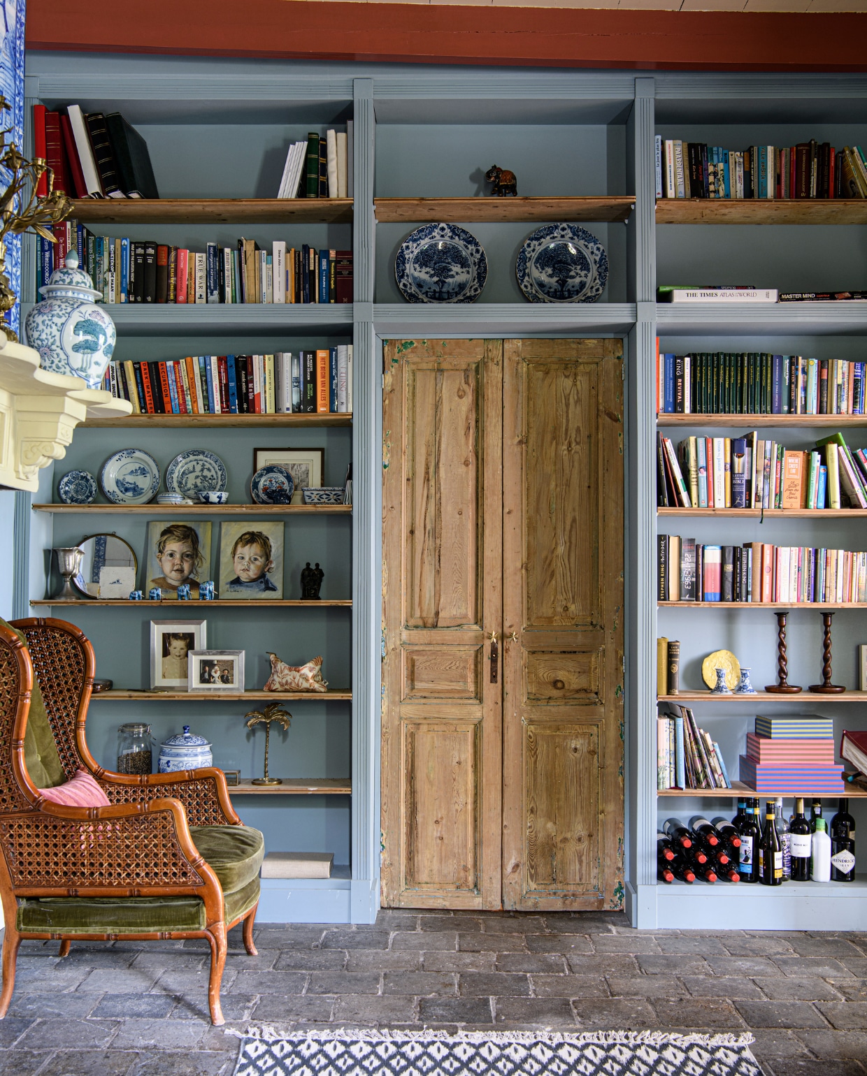 Maatwerk kast gemaakt van oude kaasplanken Marktplaats, verf Stone White van Farrow &amp; Ball. Oude deuren Burbri Antiek. Schilderijtjes kinderen Els van Dijkum-van Nierop. Blauwe borden cadeau. Andere borden en gemberpot kringloop. Olifant Kluswijs. Kandelaars erfstukken. Stoel Marktplaats. Stenen vloertegels origineel. Overig onbekend. vtwonen binnenkijken special 131-2024 | productie Inside Homepage | styling Kim Timmerman | fotografie Louis Lemaire