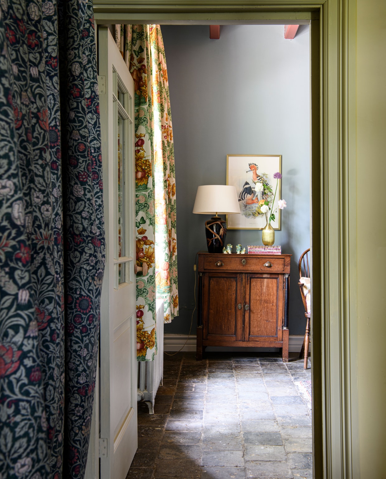 Marks &amp; Spencer. Oker plaid H&amp;M Home. Kruk vintage. Nachtkastje Goedt Wonen. Gordijnen Creative Lab Amsterdam. Deurpost en plinten Plintenfabriek. Verf Fogged Landscape van Lab Paint. 3 Bureau erfstuk. Houten stoel cadeau. Plinten, lambrisering en deurposten Plintenfabriek. Deuren en stalramen Mercator &amp; Co. Verf slaapkamer Fogged Landscape, verf gang Daydream, houtwerk Shade of Linen, alles van Lab Paint. Vloer Bebo Parket. vtwonen binnenkijken special 131-2024 | productie Inside Homepage | styling Kim Timmerman | fotografie Louis Lemaire