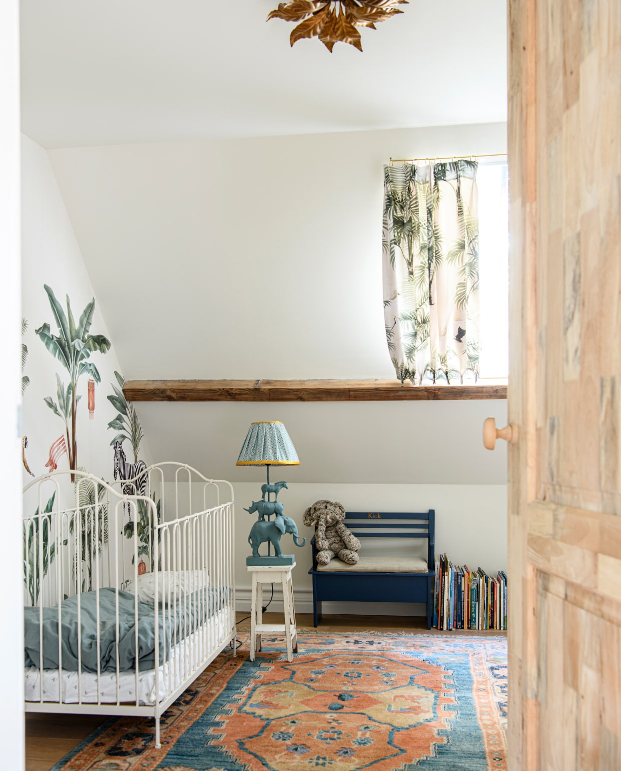 Behang Lovely Jungle en gordijnstof van Creative Lab Amsterdam. Kleed vintage. Vintage bed uit de familie. Bank Het Stoeltje Van. Deur Mercator &amp; Co. Lampenkap zelfgemaakt, lampenvoet kringloop. Plafonnière Catawiki. Muurverf Shade of Linen van Lab Paint. vtwonen binnenkijken special 131-2024 | productie Inside Homepage | styling Kim Timmerman | fotografie Louis Lemaire