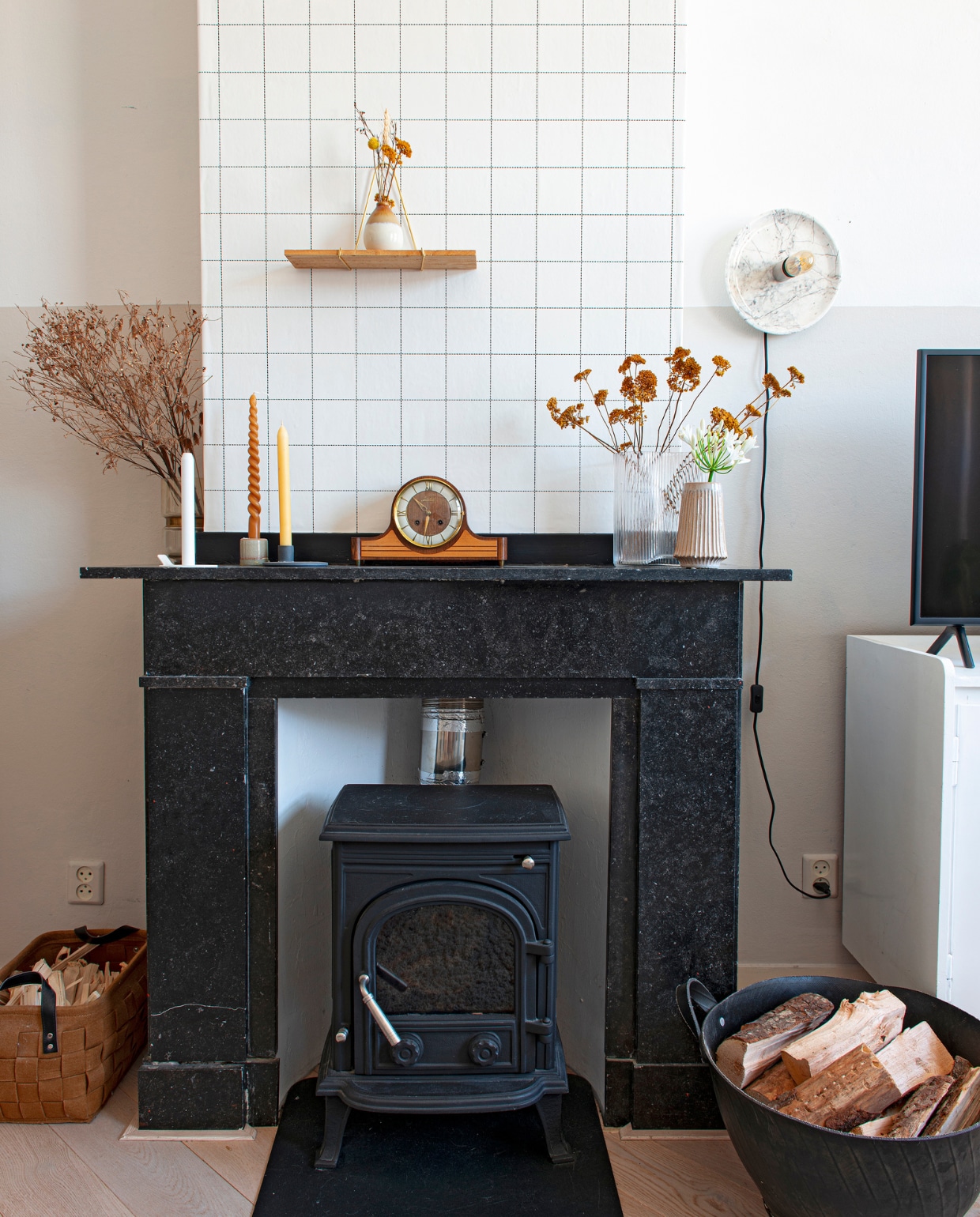 Tegelbehang Karwei, accessoires op schouw Søstrene Grene. Vintage klok, wandlamp Light &amp; Living, haard Houtkachelfarm, vilten mand Present Time. vtwonen DIY 04 | styling Jeske Weel | fotografie Caroline Coehorst