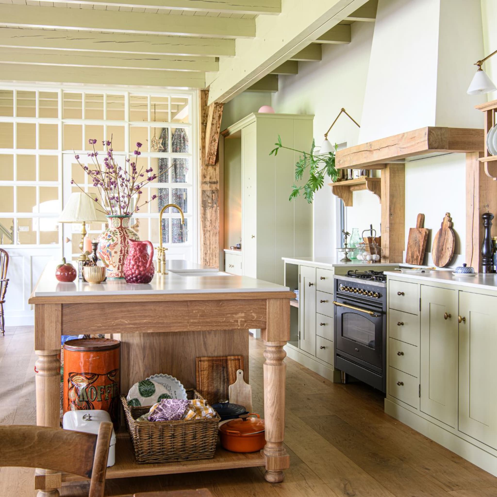 Gele keuken met kookeiland