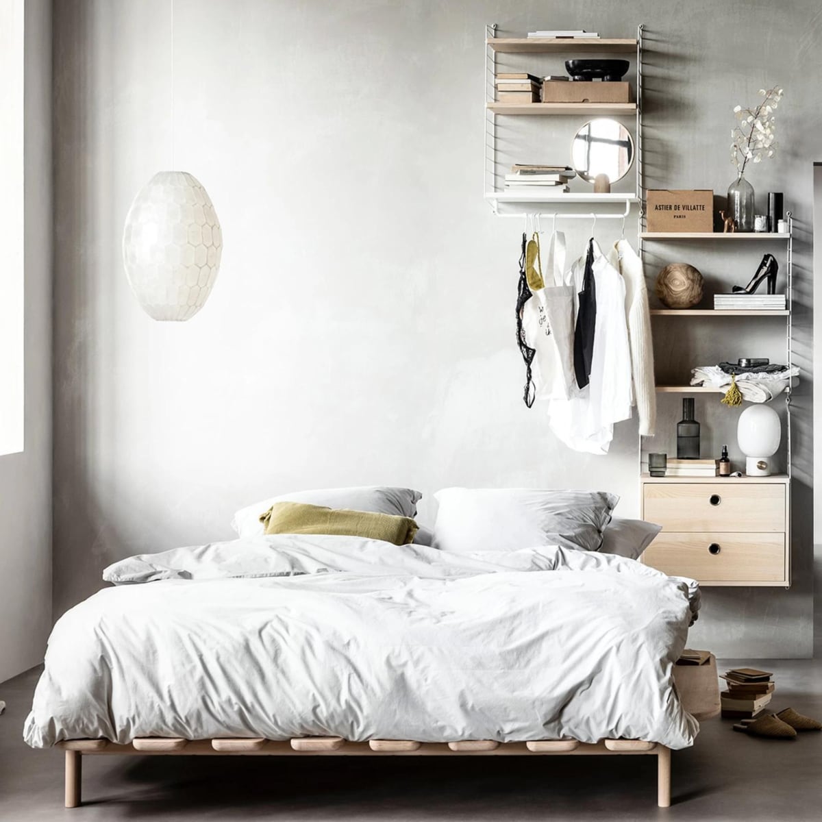 Muurverf kleur North, per liter € 30,- (bauwerkcolour.com). Wandsysteem met witte draadstalen panelen en planken, deuren en werkblad in kleur Ash, vanaf € 1983,- (stringfurniture.com). Vloer Novilon kleur Beton van vtwonen, 200 cm of 400 cm breed, exclusief installeren per m² € 28,95 (vtwonen.nl/vtwonen-collectie). Gordijn Dazer van Kinnasand, 320 cm hoog per meter € 125,-, witte houten vlinderstoel € 421,- ronde houten opberger met deksel € 165,- (coosdewitwonen.nl). Parelmoeren hanglamp € 129,-, ronde spiegel op eikenhouten poot € 139,-, canvas tas € 19,90, bruin flesje olie € 12,90, eikenhouten lijst vanaf € 26,90, doosjes met knoopjessluiting per stuk vanaf € 15,50, plastic kratten per stuk vanaf € 15,50, witte kartonnen opbergers per stuk € 9,90, zachtgrijze leren tas met bruin leren koord € 129,90 (letoile.store). Massief beukenhouten bed Modest vanaf € 1390,- (loof.nl). Dekbedovertrek met bijpassende slopen van percal katoen in kleur Misty Grey vanaf € 99,95 (yumeko.nl). Sierkussen € 29,95, raffia instappers € 49,95 (zarahome.com). Okergeel berberkleed, verkrijgbaar in elke maat en kleur, 220×340 cm € 1875,- (paullelieveld.com). Zwarte ovale marmeren schaal op poten van Ferm Living € 77,35, grijze glazen karaf van Ferm Living € 35,-, set van 4 € 39,- tafellamp met grijze betonnen poot van Menu € 179,-, tafellamp met gebroken wit onderstel van Menu € 170,99 (vtwonen.nl). Zwart houten object in cilindervorm € 15,95 zwart houten object in puntvorm € 25,95, zwart houten opbergschaaltje € 12,95 (loods5.nl). Metalen brillenkoker € 16,95, grijze fluwelen toilettas met gele kwast € 19,95 (maisonnl.com). Overig privébezit. vtwonen 11-2019 | styling Danielle Verheul | fotografie Sjoerd Eickmans