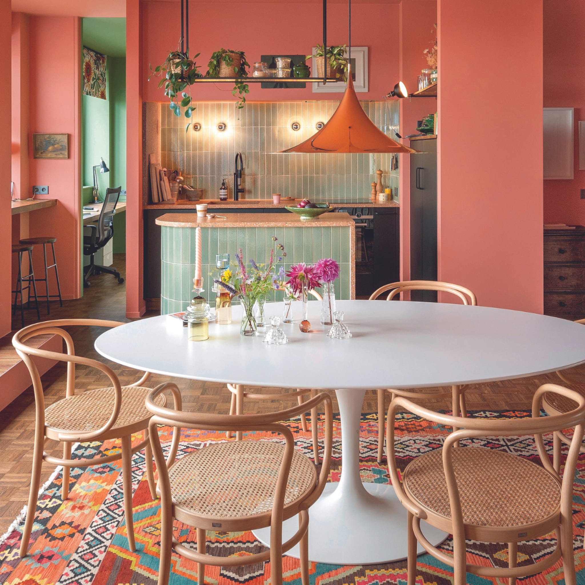 binnenkijken in een kleurrijke flat