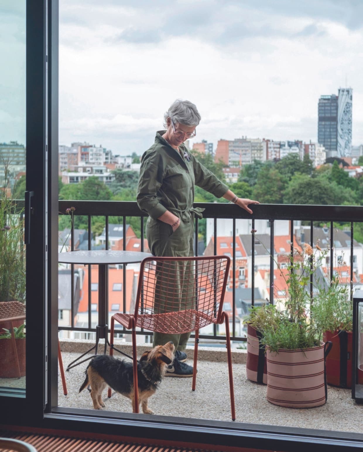 Tafel Knoll, stoelen 209 van Thonet, barwagen vintage, kelim vintage. Overig onbekend. vtwonen 04-2024 | fotografie Mr. Frank