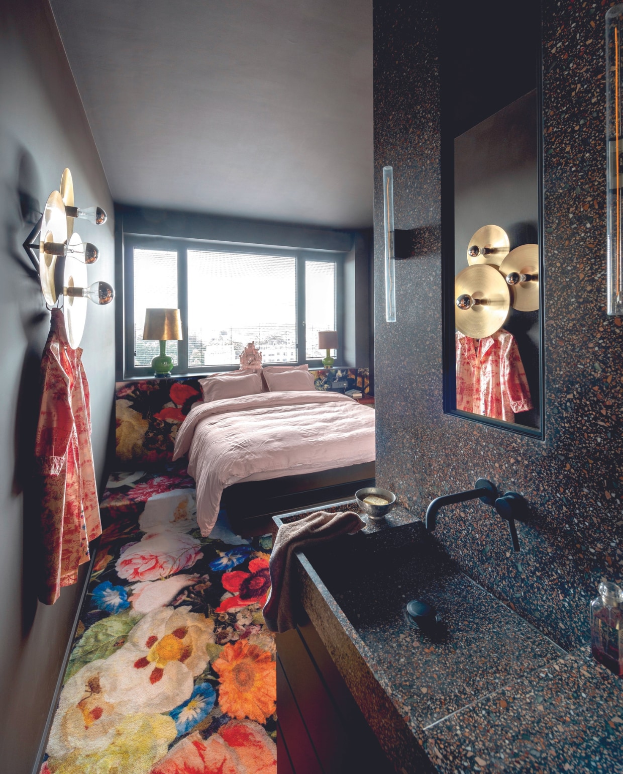 Vloerbedekking Moooi, verf Mahogany van Farrow &amp; Ball, bedlinnen La Redoute, groene tafellampen vintage, wastafel op maat gemaakt, messing lamp gemaakt van drumbekkens. Overig onbekend.vtwonen 04-2024 | fotografie Mr. Frank vtwonen 04-2024 | fotografie Mr. Frank