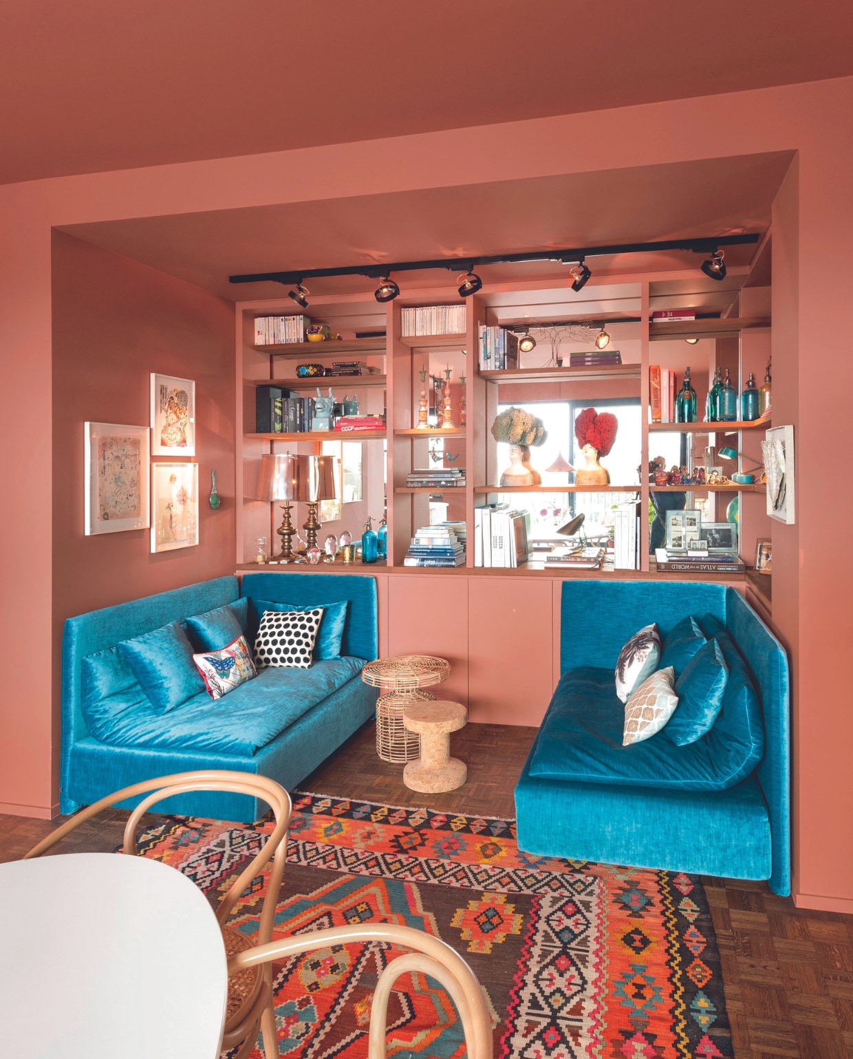 Loungebanken E15, bijzettafel Vitra, rotan bijzettafel House Doctor, verf Red Earth van Farrow &amp; Ball. Kelim en apothekerskast vintage. Vrouwenbeelden Paolo Sandulli. Kunstwerken links Simone Shubuck en Léopoldine Roux. Plafondspots Lampenhuis, tafel Knoll, stoelen 209 van Thonet. Overig onbekend. vtwonen 04-2024 | fotografie Mr. Frank