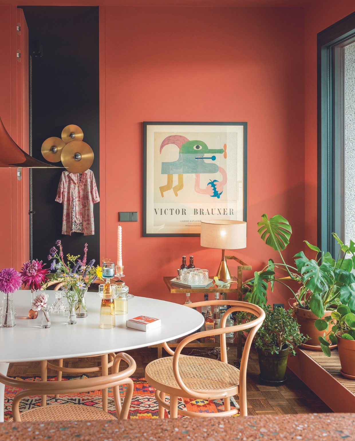 Tafel Knoll, barwagen vintage. Lamp van drumbekkens, kunst Victor Brauner. Overig vintage en onbekend. vtwonen 04-2024 | fotografie Mr. Frank