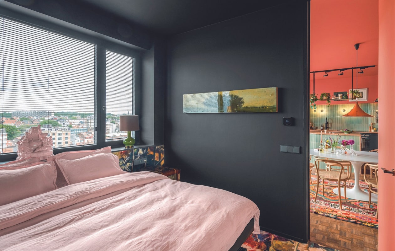 Vloerbedekking Moooi, verf Mahogany van Farrow &amp; Ball, bedlinnen La Redoute, groene tafellampen vintage, wastafel op maat gemaakt, messing lamp gemaakt van drumbekkens. Overig onbekend. vtwonen 04-2024 | fotografie Mr. Frank
