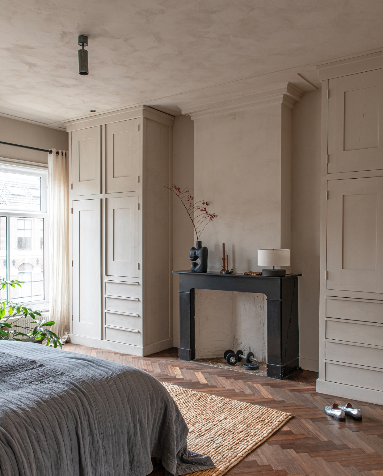 Eilandbank Serax, tafel, kussens, kunstwerk op schouw, alle lampen, muurverf Mallorca van We Are Wow Makers, handgemaakte schaal en karaf van Trudy Suweijn en Marmijn van de Vate, alles via JAS. Vloerkleed zelf meegenomen uit Marokko. Kunstwerken Eva Sanders, behalve helemaal links Edith Beurskens. Spiegelkubus onbekend vtwonen binnenkijken special 131-2024 | productie De Binnenkijkers | styling Jeske Weel | fotografie Caroline Coehorst