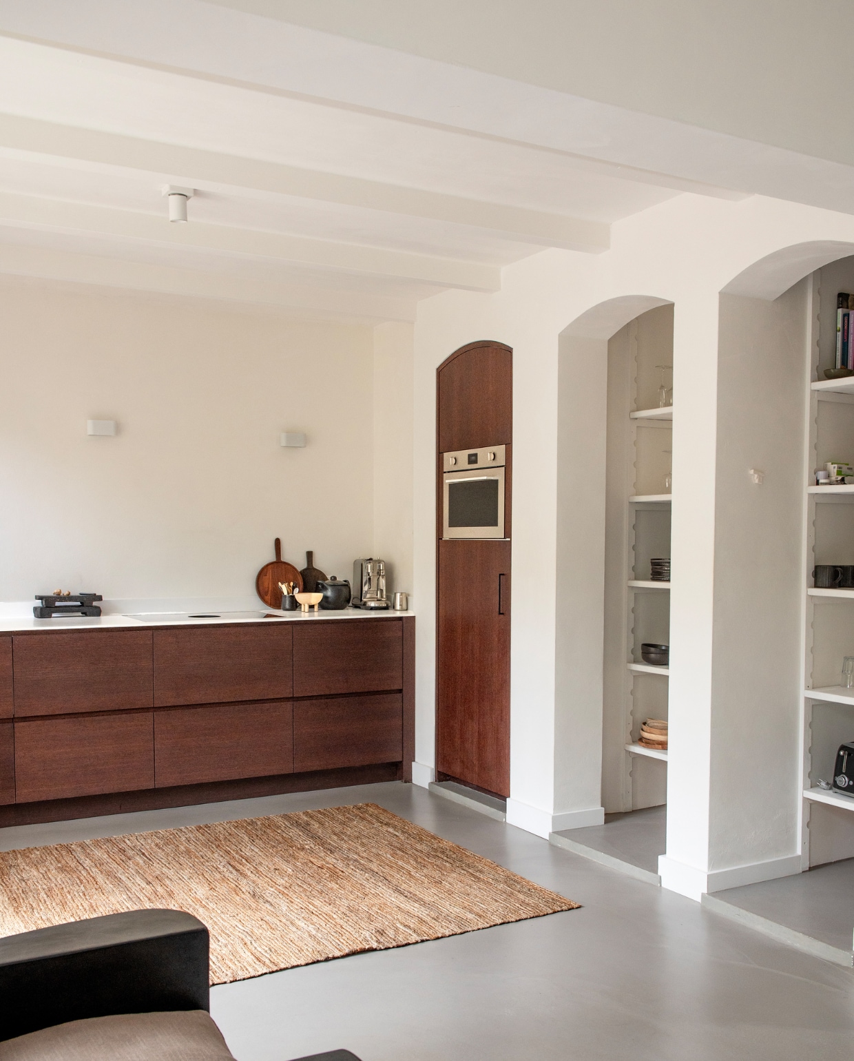 Stoel van 101 Copenhagen, wandkleur Monaco van We Are Wow Makers via JAS, keuken door Siep Keuken &amp; Interieur. vtwonen binnenkijken special 131-2024 | productie De Binnenkijkers | styling Jeske Weel | fotografie Caroline Coehorst