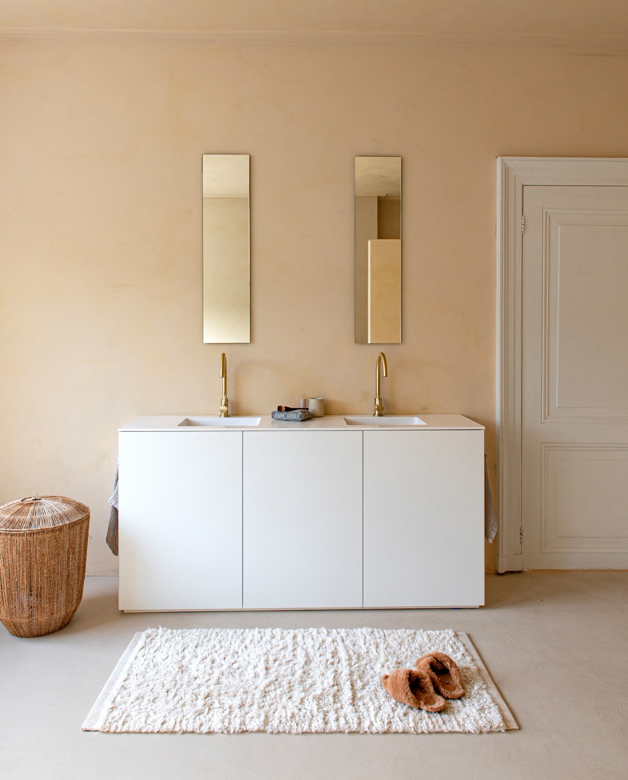 Dubbele wastafel Siep Keuken & Interieur, kranen van Meir via Mastello, mand Loods 5, vloerkleed Arket, sloffen Zara, spiegel op maat laten maken bij Glasboertje. vtwonen binnenkijken special 131-2024 | productie De Binnenkijkers | styling Jeske Weel | fotografie Caroline Coehorst