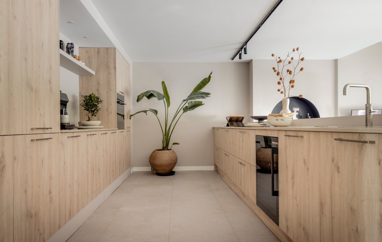 KEUKEN Muurverf Urban Taupe van Flexa Creations (flexa.nl). Wijnklimaatkast KUW21AHG0 Serie 6, oven met magnetron HMG936AB1 Serie 8, inductiekookplaat met afzuiging PVQ895F25E Serie 6, opbouwmontage met rand (bosch-home.nl). Zwarte geluidsinstallatie van Sonos (ep.nl). Ornament Grotto, mokken Serena, borden Omhu Centrepiece, kommen Omhu, borden Omhu Plate, pot Dodu (eijerkamp.nl). Peper- en zoutmolen Ras van Nordal (pand-40.nl). Kommen, houten lepels Harira, lepels, vorken, vaas Tadelakt (householdhardware.nl). Planten, takken (plantje.nl). Schaal op voet kringloop. Overig privébezit. Beeld Weer verliefd op je huis aflevering 10 seizoen 19 | styling Liza Wassenaar | fotografie Sonja Velda