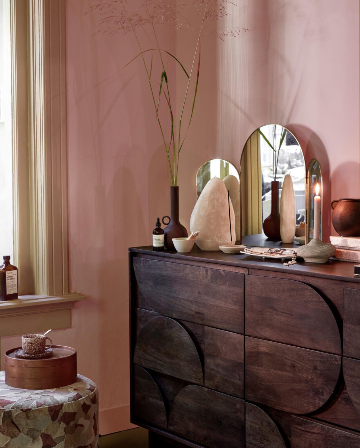 Muurverf kleur Very Well Red, Pure Flat Emulsion, 2,5 liter € 61,75 (paintandpaperlibrary.com). Ronde hocker in verschillende maten en stoffen vanaf € 510,- (keijserenco.nl). Kop-en-schotel € 30,-, theelepel € 11,- (paviljoennoord.com). Mangohouten ladekast, 145x91x45 cm (lxhxd) € 1300,- (made.com). Bruine vaas € 29,50 (polspotten.com). Witte mok € 34,95, wierookhouder € 29,95 (letoile.store). Roze kaars XL € 39,99 witte vierkante schotel € 29,99, bruine ijzeren pot met oor € 22,99 (zarahome.com). Grijze keramieken kandelaar € 12,99 (hm.com). Drieluikspiegel € 225,- (nordal.eu). Sieradenboxen € 31,- (bungalow.dk). Overig privébezit. vtwonen 12-2022 | styling Danielle Verheul | fotografie Peggy Janssen