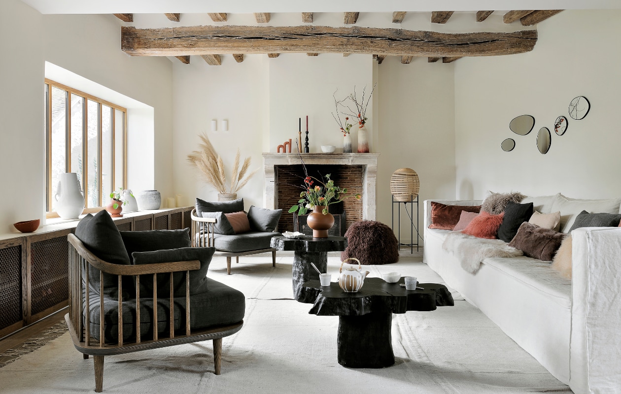 Fauteuils Fly Space Copenhagen voor &amp;Tradition. Bijzettafels Opiki AM.PM. Poef Bulle Maison de Vacances. Vloerlamp Sari Vincent Sheppard. Vaas Bulbe en kandelaren Kinta Atelier Germain. Theepot, mokjes, kom en boogkaars Fleux. Vloerkleden HKliving. Vilten kom en hoge vazen Muskhane. Overig onbekend. vtwonen special binnenkijken 03-2022 | fotografie Frenchie Cristogaton