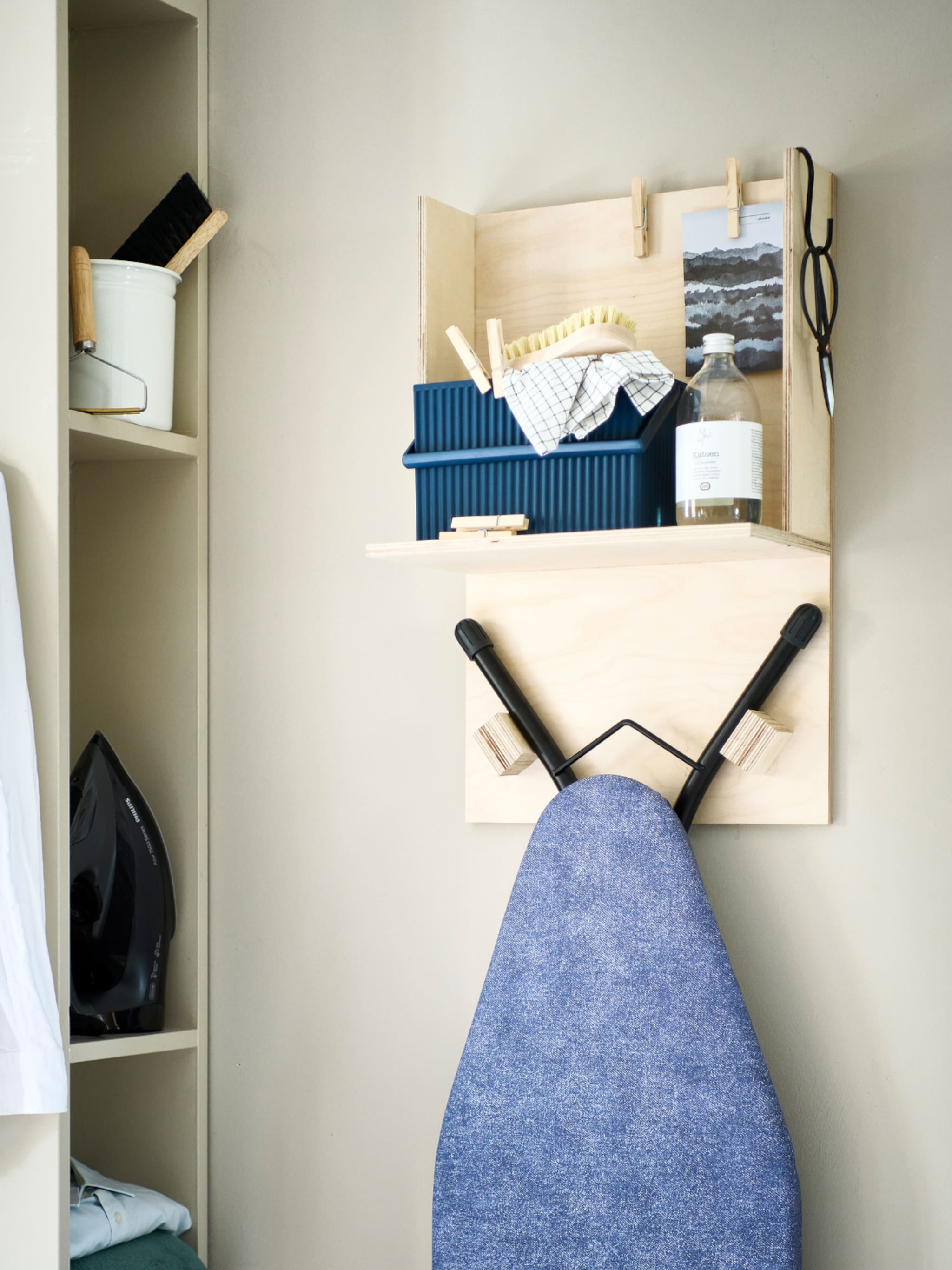 ruimtebesparende diy maak je eigen strijkplankhouder