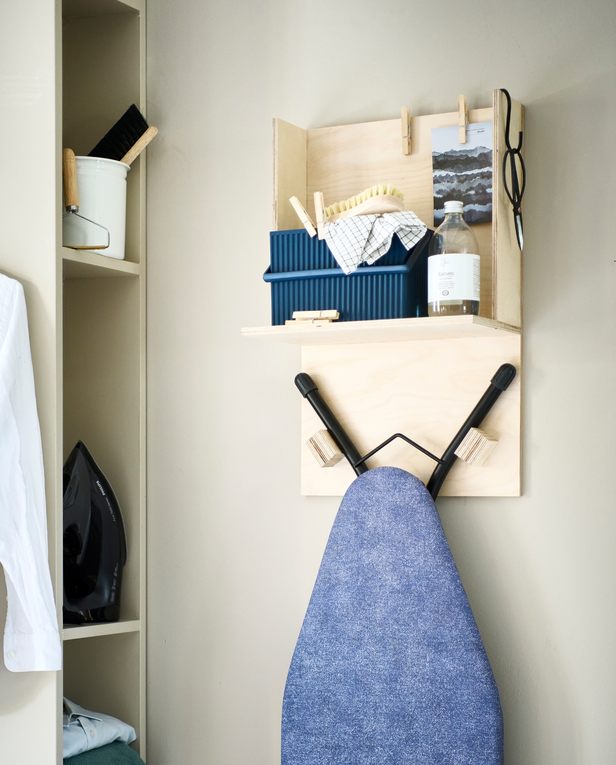Strijkplank B in Denim Blue, 124x38x160 cm (bxdxh) € 86,- (brabantia.com). Stoomstrijkijzer 7500 Series van Philips € 90,99 (bol.com). Emaillen blik € 9,95, kledingontpiller met houten handvat € 6,95, handveger met beukenhouten handvat € 4,95, beukenhouten schoenborstel € 3,95, linnenwater Katoen € 6,95, houten wasknijpers, per 36 € 3,95, bio-katoenen theedoek € 4,95 (dille-kamille.nl). Kunststof mand Omnioffre van Hachiman in Navy Blue € 23,25 (vtwonen.nl/shop). Overig privébezit. vtwonen special DIY 8 | styling Kelly van Gendt, Corrien Flohil | fotografie Sjoerd Eickmans