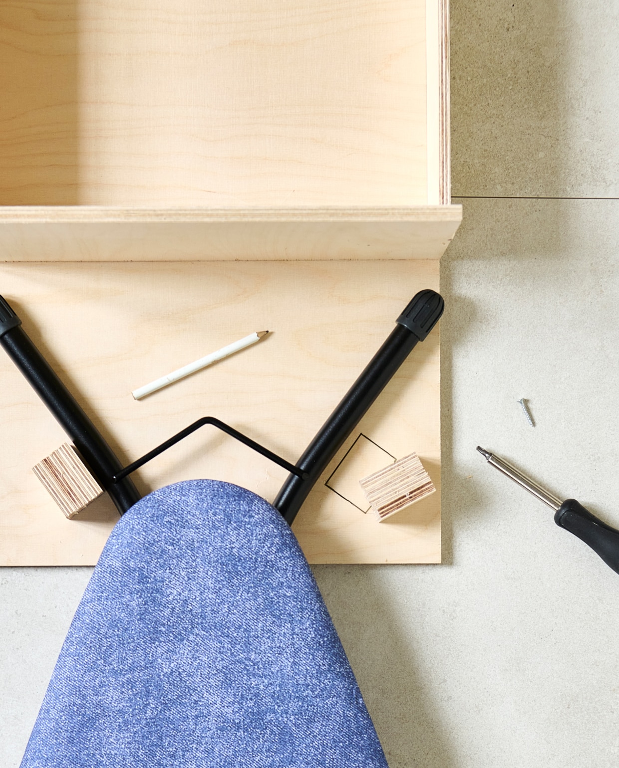 Strijkplank B in Denim Blue, 124x38x160 cm (bxdxh) € 86,- (brabantia.com). vtwonen special DIY 8 | styling Kelly van Gendt, Corrien Flohil | fotografie Sjoerd Eickmans